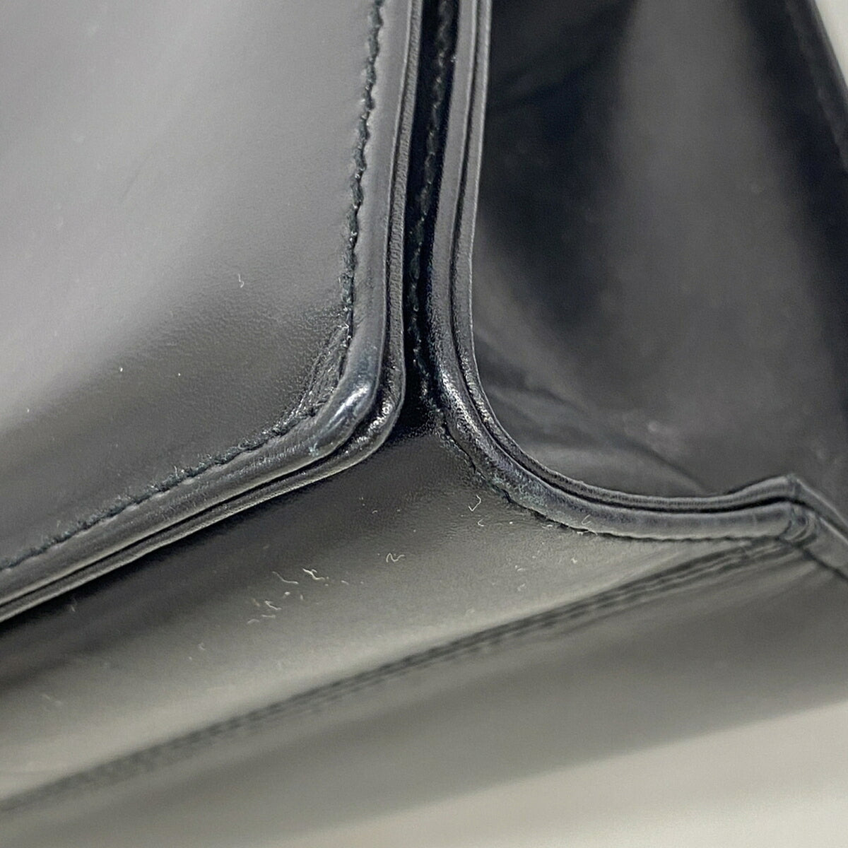 Salvatore Ferragamo Black Leather Shoulder Bag (Pre-Owned)