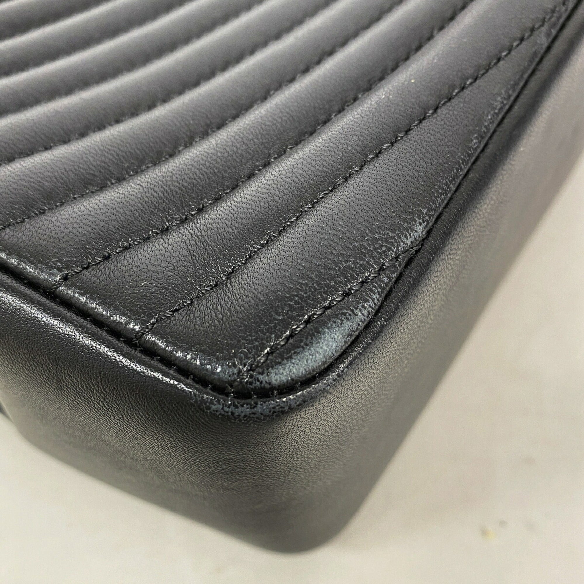 Chanel Black Leather Shoulder Bag (Pre-Owned)