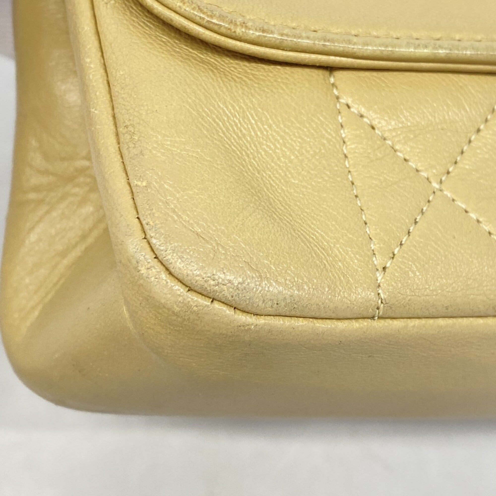 Chanel Beige Leather Shoulder Bag (Pre-Owned)