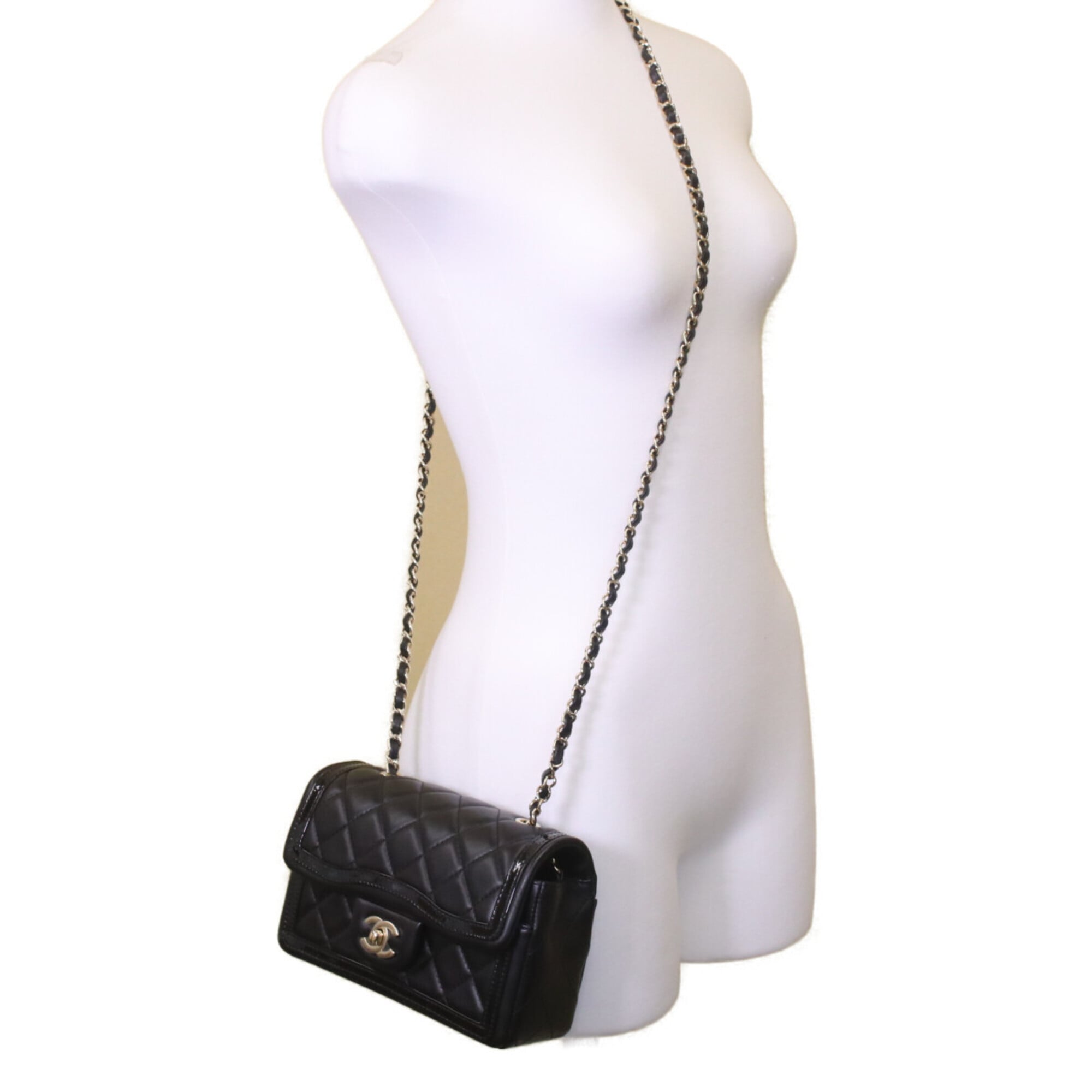 Chanel Black Leather Shoulder Bag (Pre-Owned)