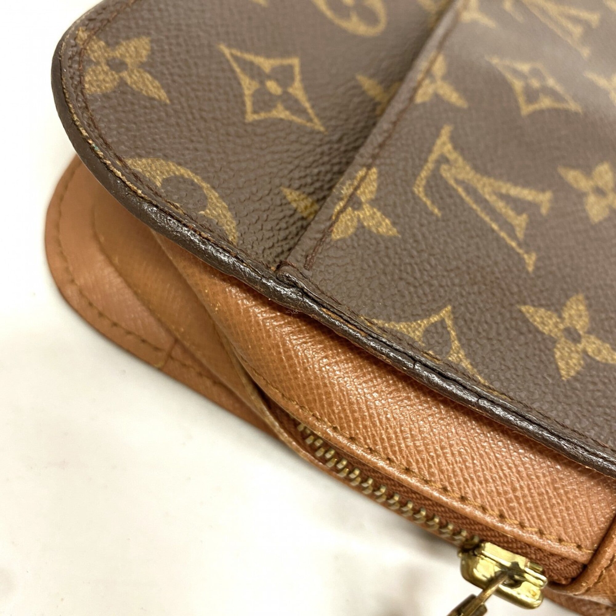 Louis Vuitton Brown Clutch Bag (Pre-Owned)