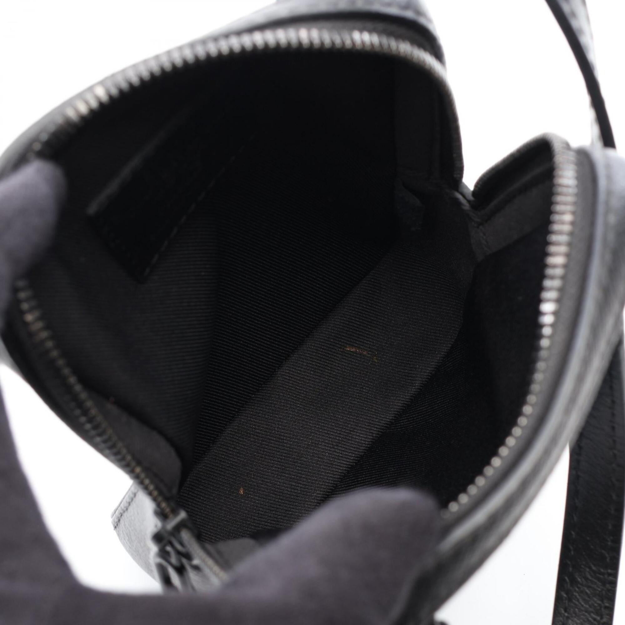 Louis Vuitton Black Taiga Leather Leather Handbag Shoulder Bag (Pre-Owned)
