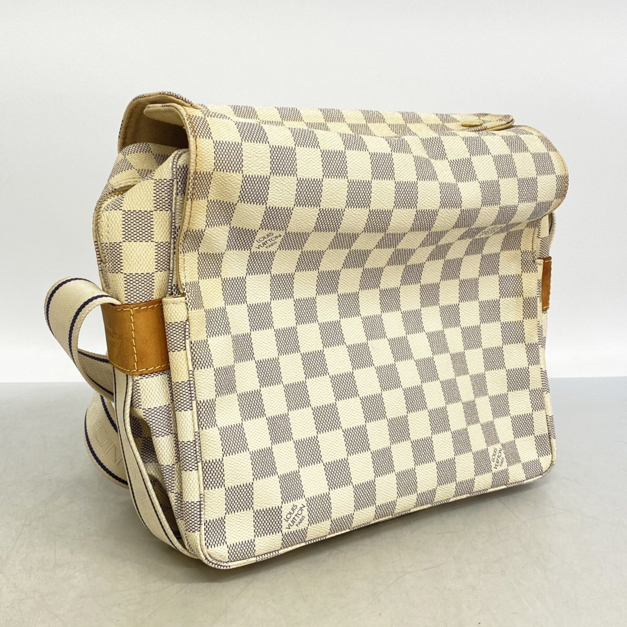 Louis Vuitton White Shoulder Bag (Pre-Owned)