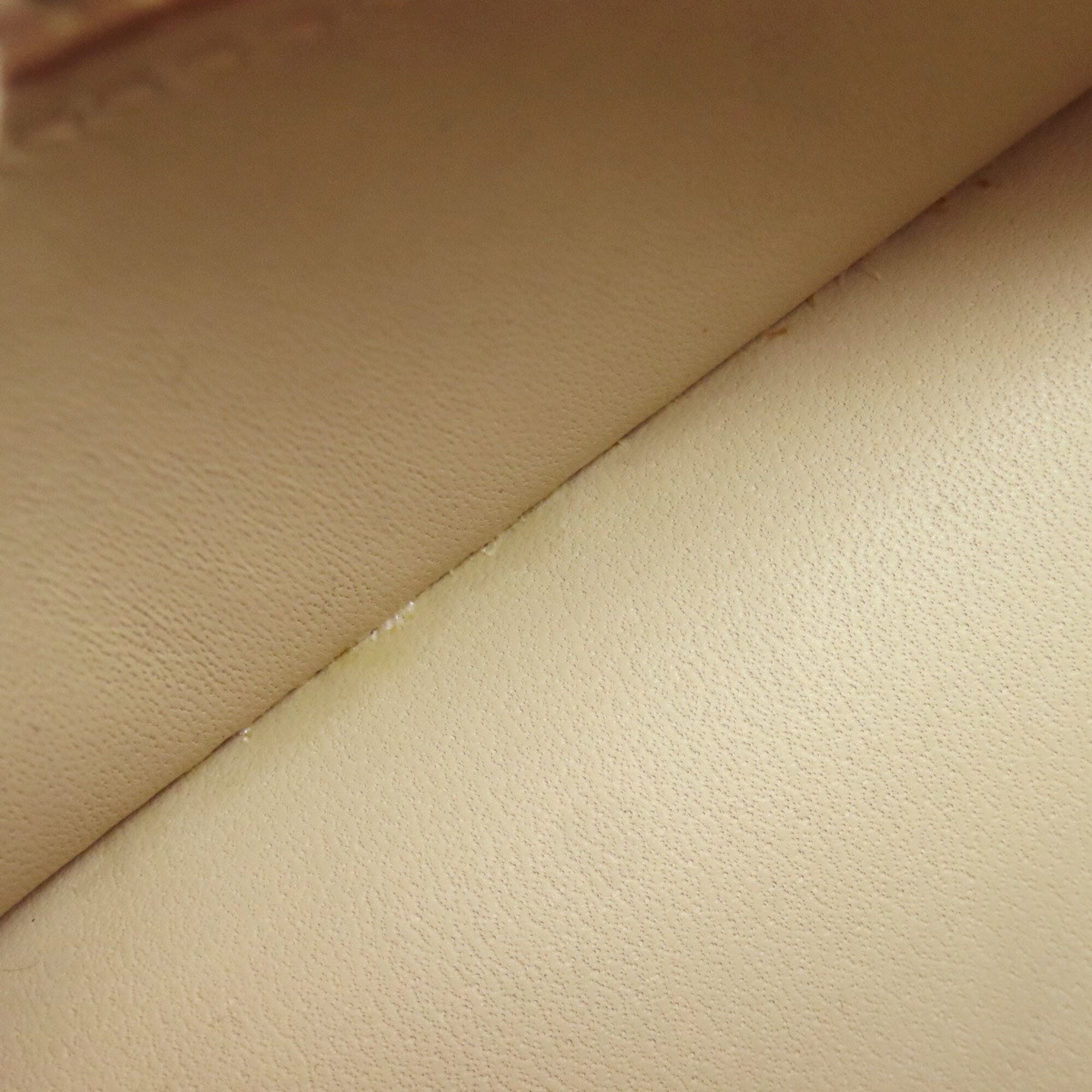 Tod's Ivory Leather Handbag (Pre-Owned)