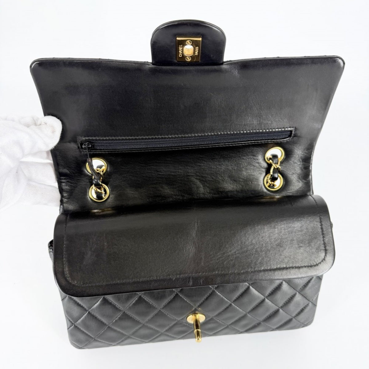 Chanel Matelasse Black Leather Shoulder Bag (Pre-Owned)