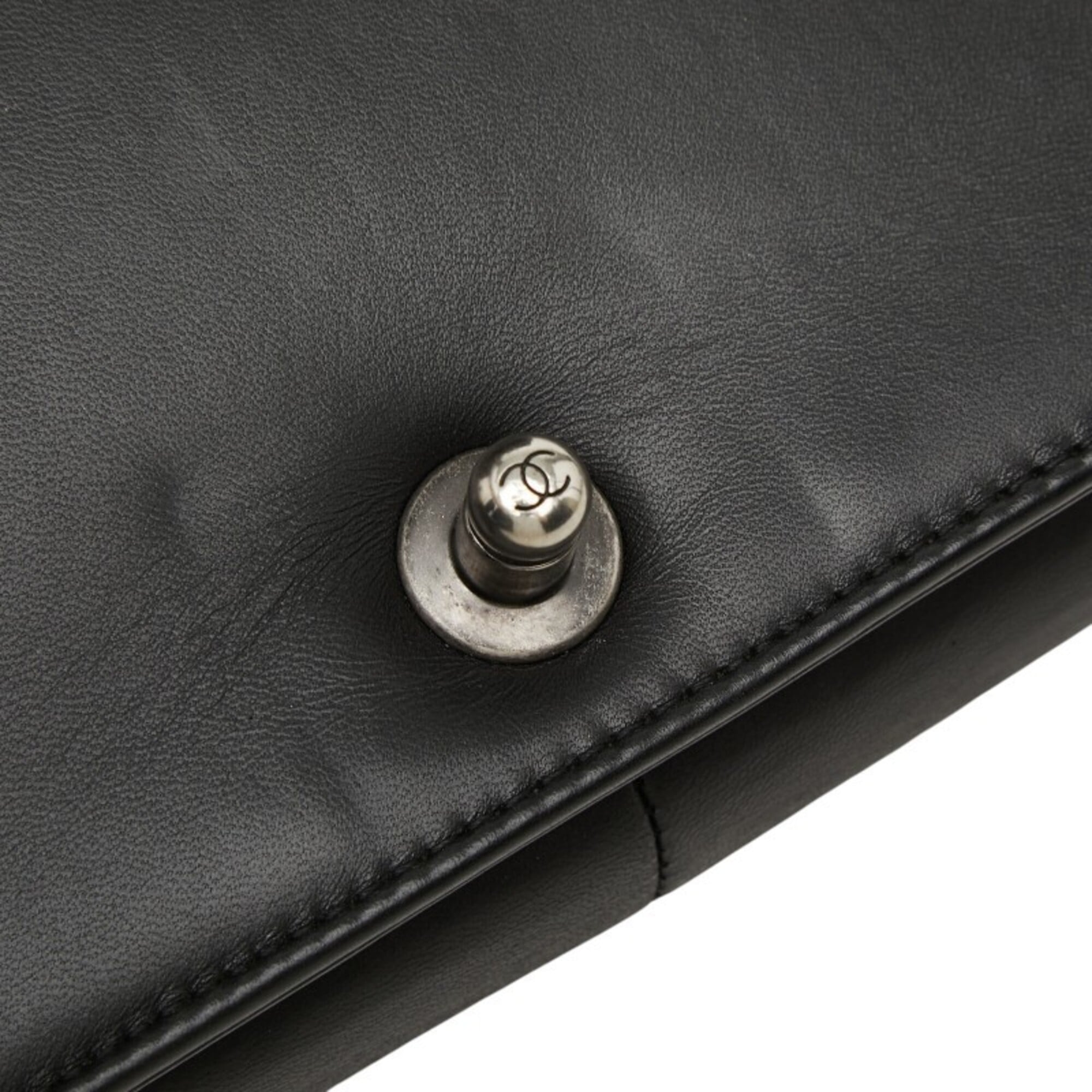 Chanel Black Leather Shoulder Bag (Pre-Owned)