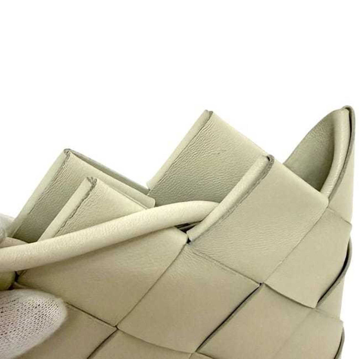 Bottega Veneta Intrecciato White Leather Pochette Shoulder Bag (Pre-Owned)