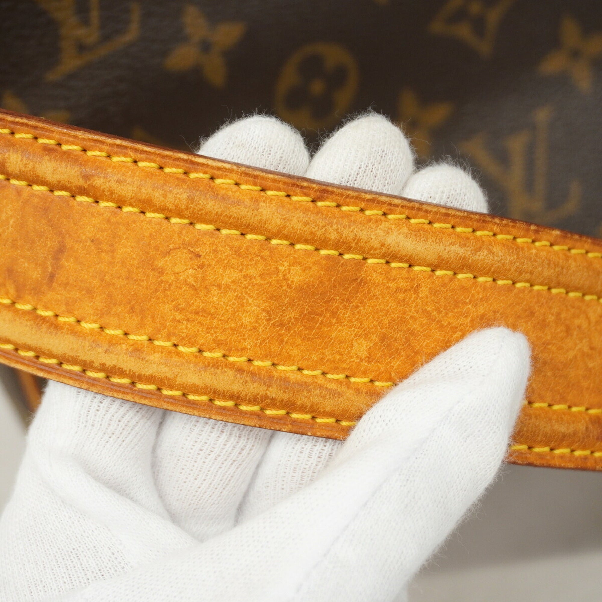 Louis Vuitton Brown Shoulder Bag (Pre-Owned)