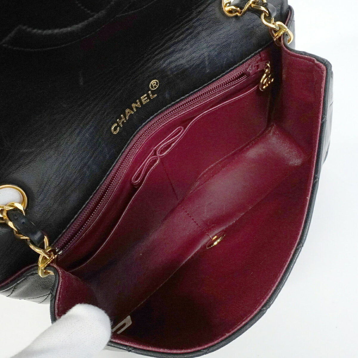 Chanel Black Leather Shoulder Bag (Pre-Owned)