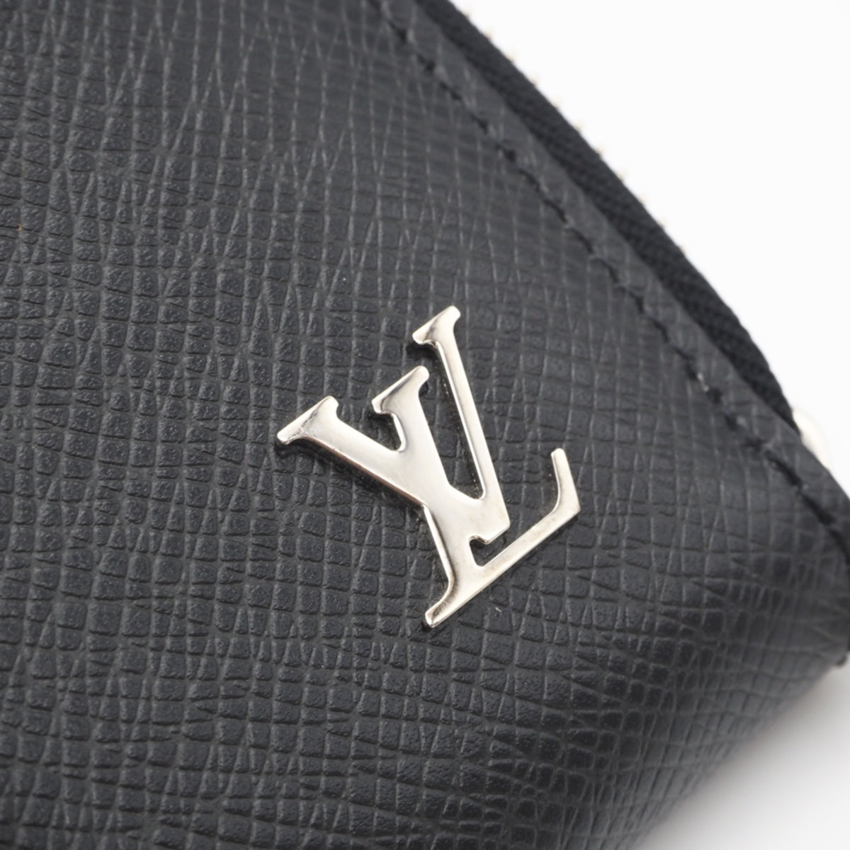 Louis Vuitton Taiga Black Leather Long Wallet (Bi-Fold) (Pre-Owned)
