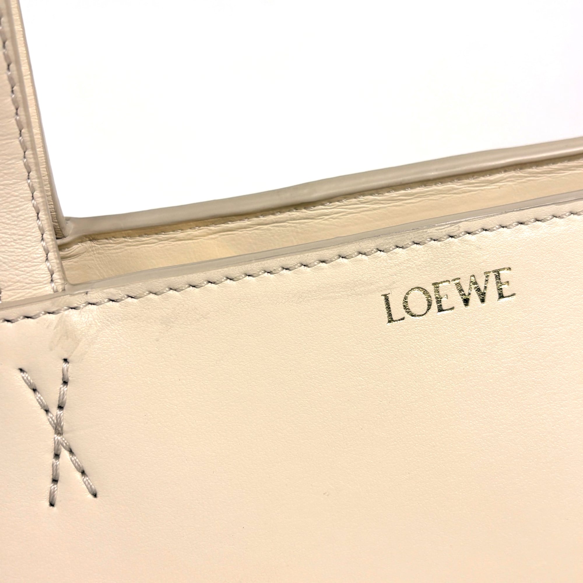 Loewe White Leather Shoulder Bag (Pre-Owned)