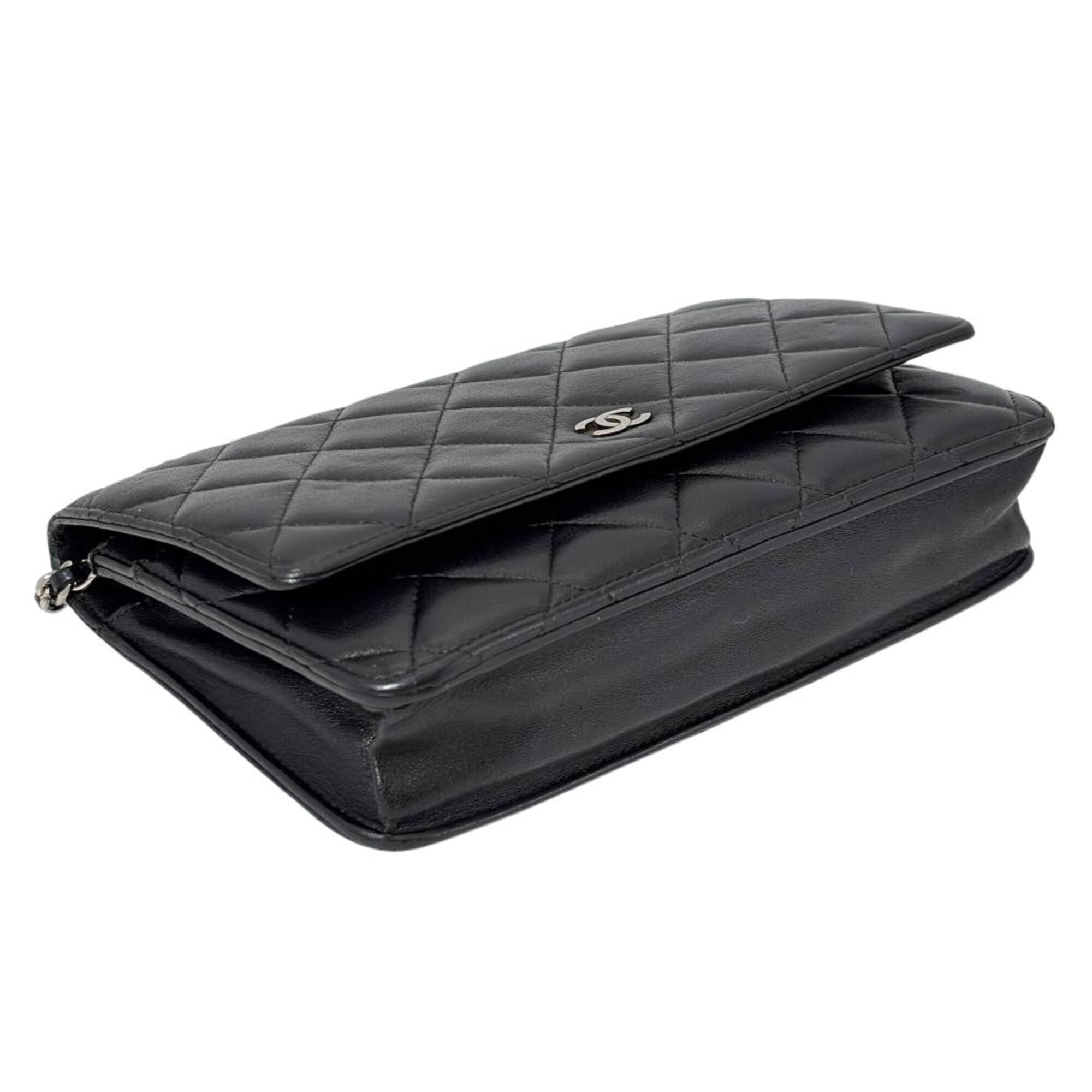 Chanel Black Leather Shoulder Bag (Pre-Owned)