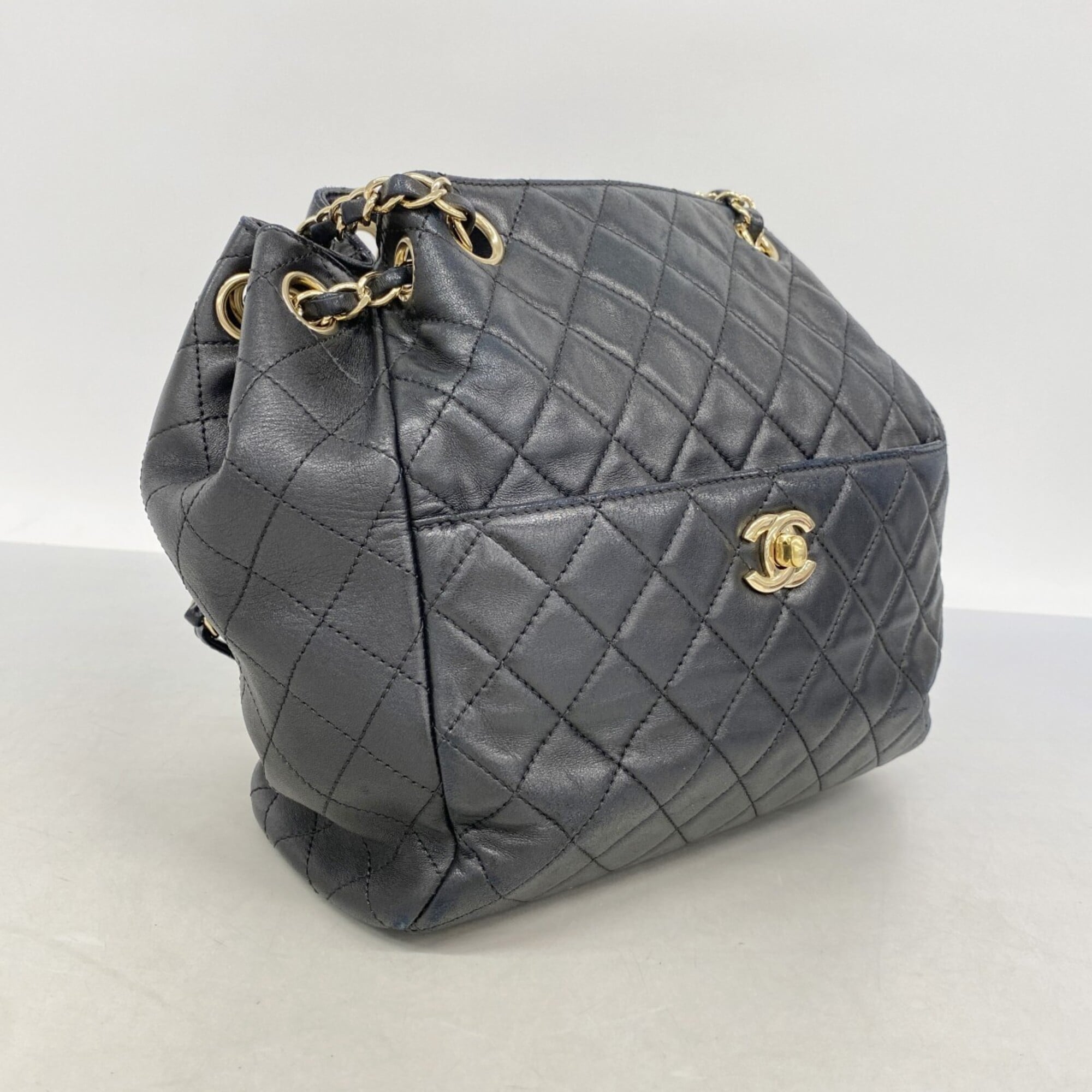 Chanel Black Leather Shoulder Bag (Pre-Owned)