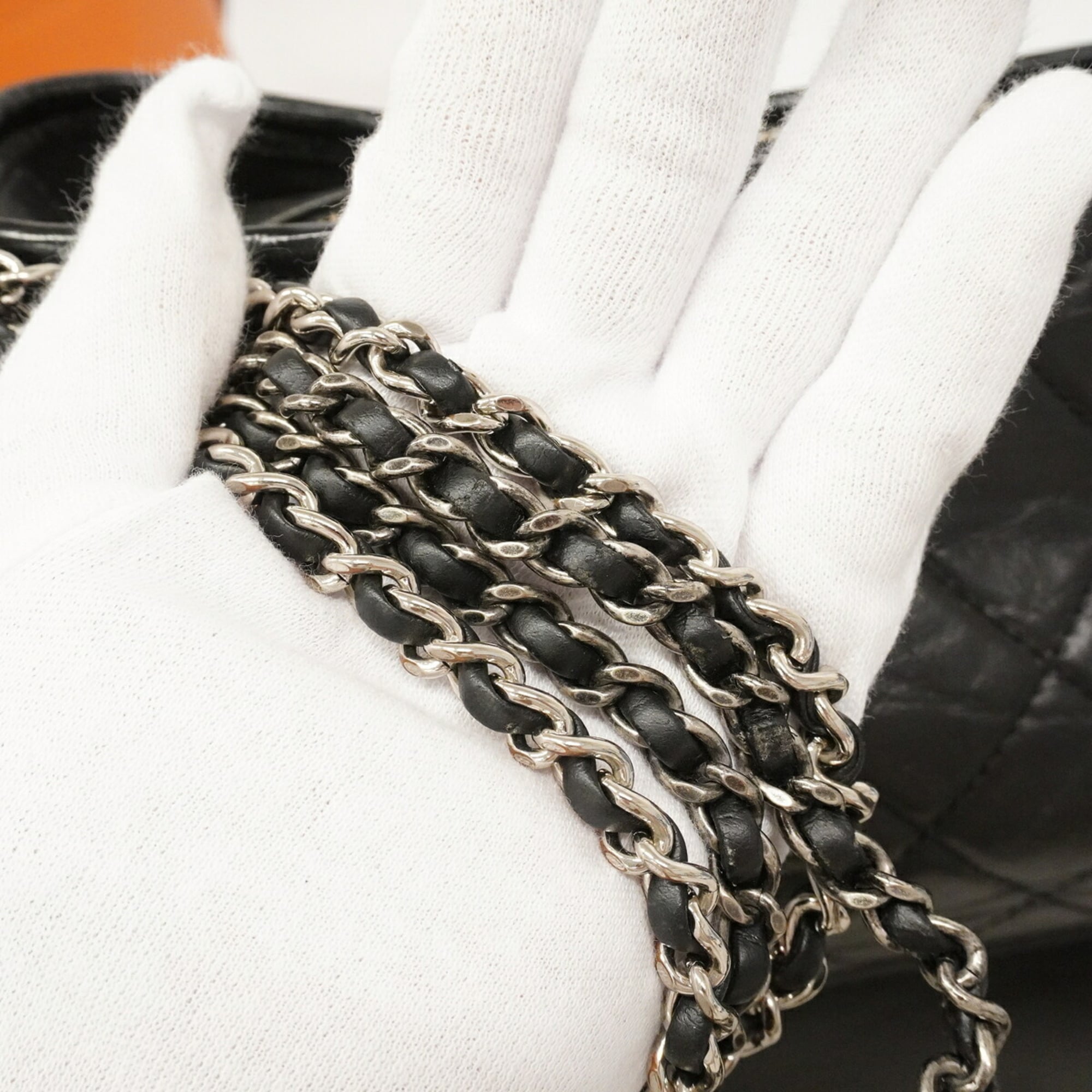 Chanel Black Leather Shoulder Bag (Pre-Owned)
