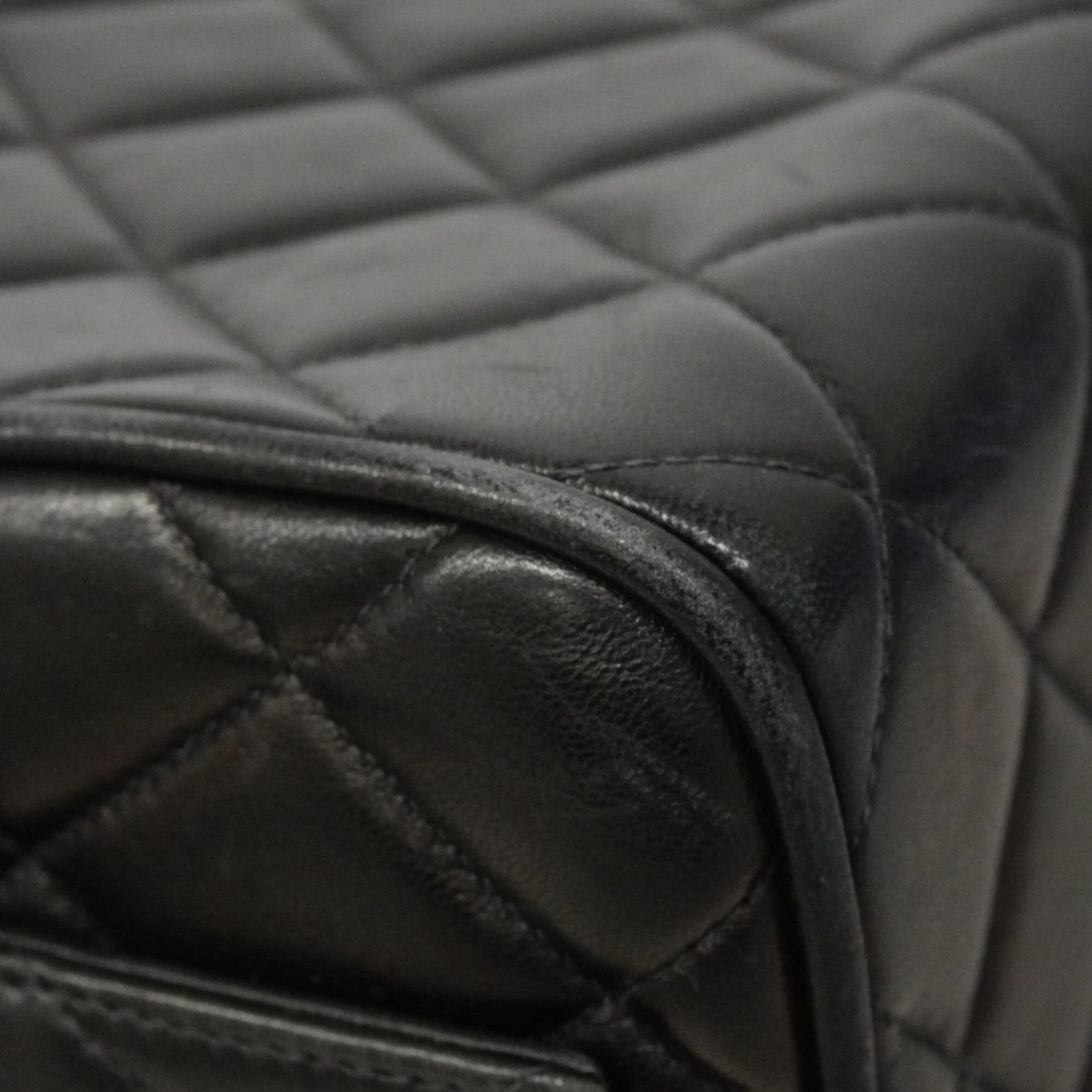 Chanel Black Leather Handbag (Pre-Owned)