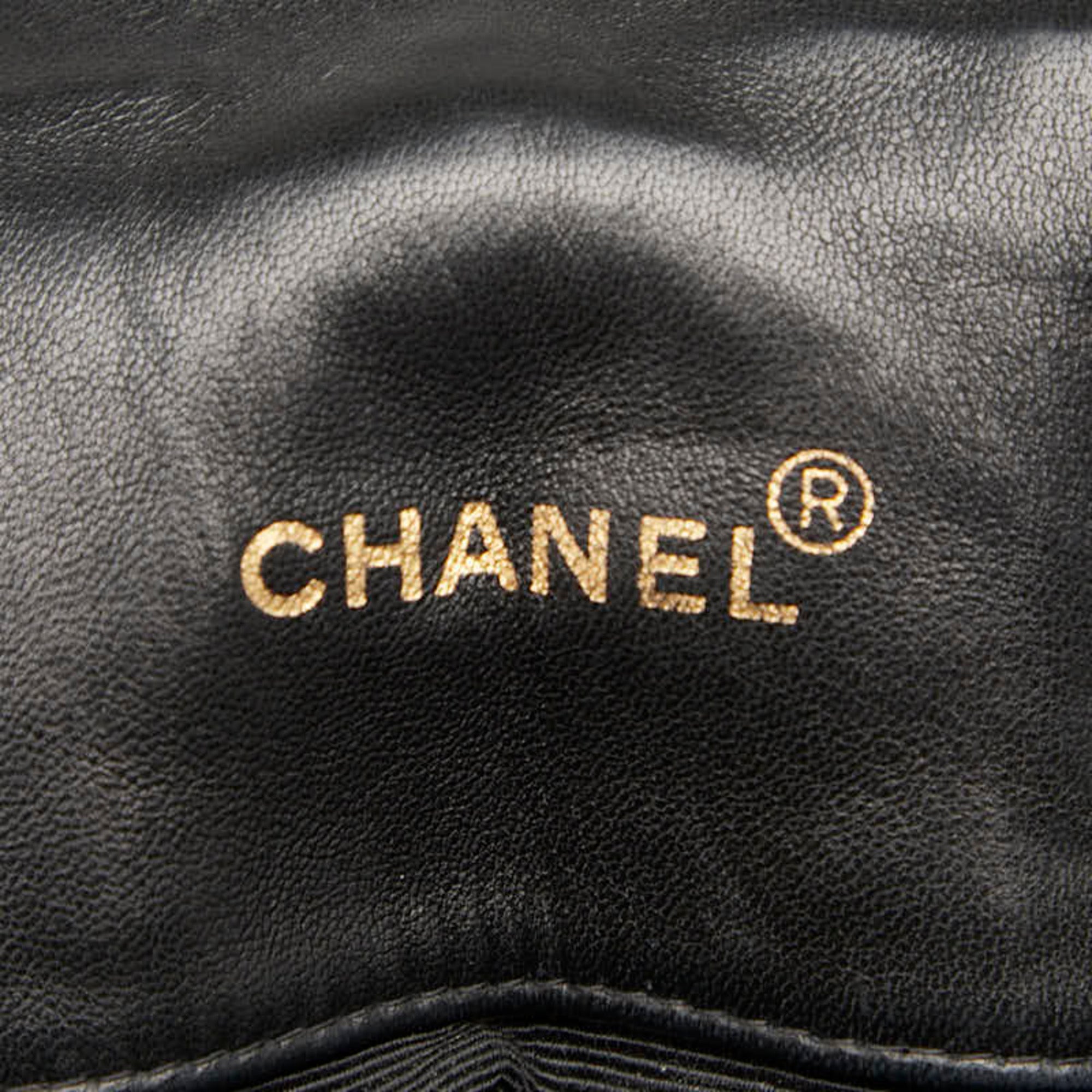 Chanel Matelasse Black Leather Shoulder Bag (Pre-Owned)
