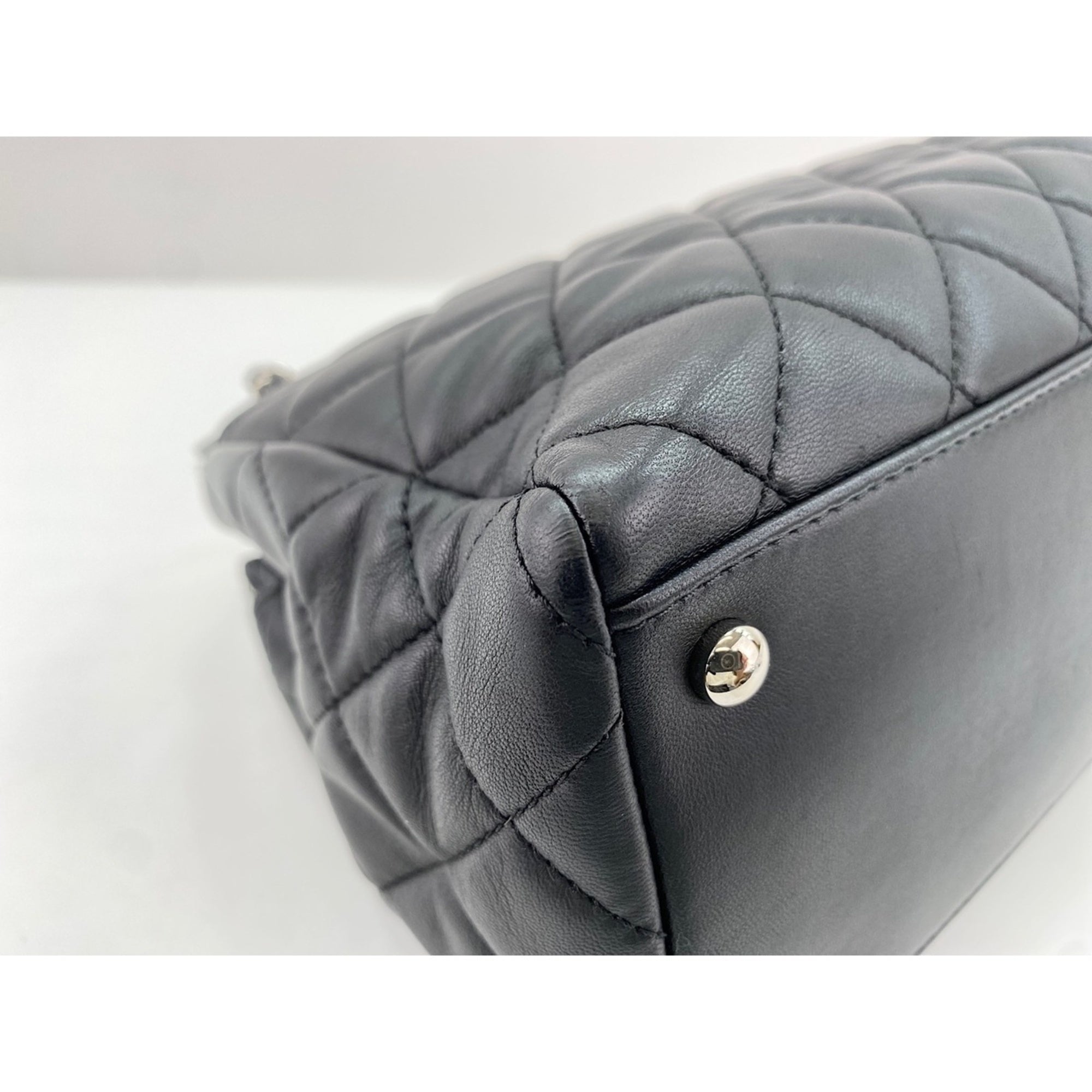 Chanel Black Shoulder Bag (Pre-Owned)
