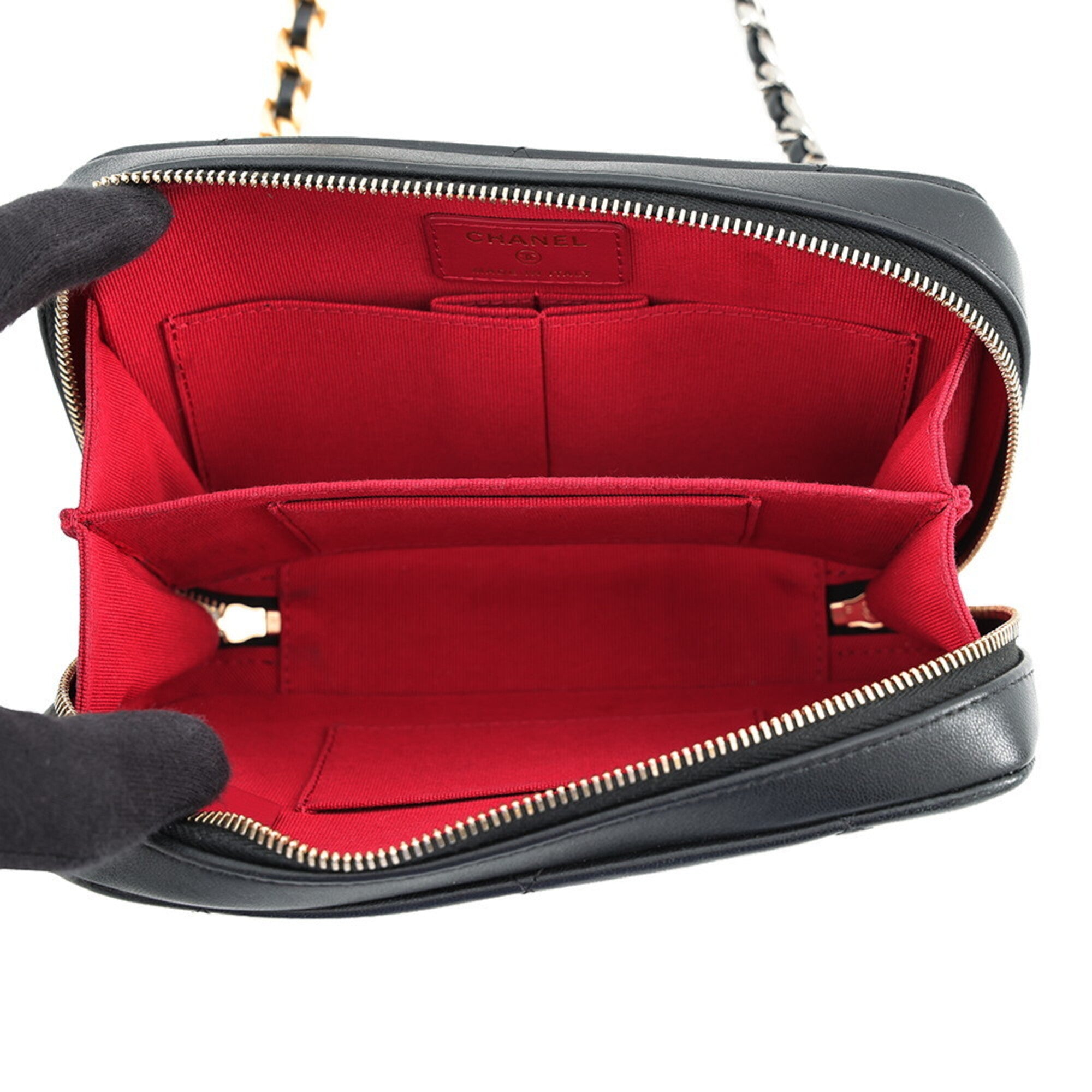Chanel Black Leather Shoulder Bag (Pre-Owned)