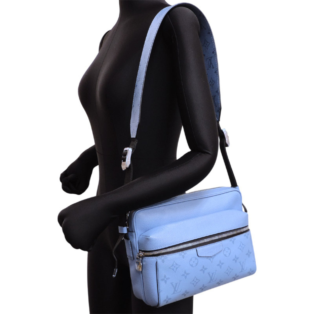 Louis Vuitton Light Blue Taigarama Shoulder Bag (Pre-Owned)