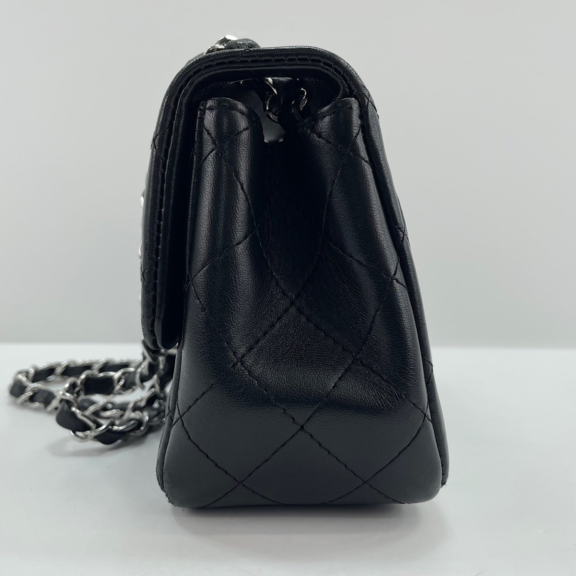 Chanel Black Shoulder Bag (Pre-Owned)