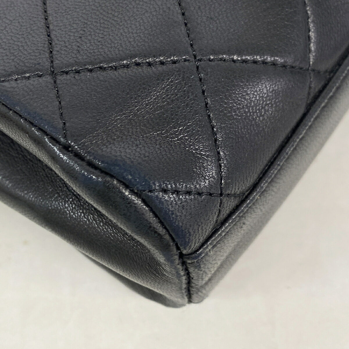 Chanel Black Leather Shoulder Bag (Pre-Owned)
