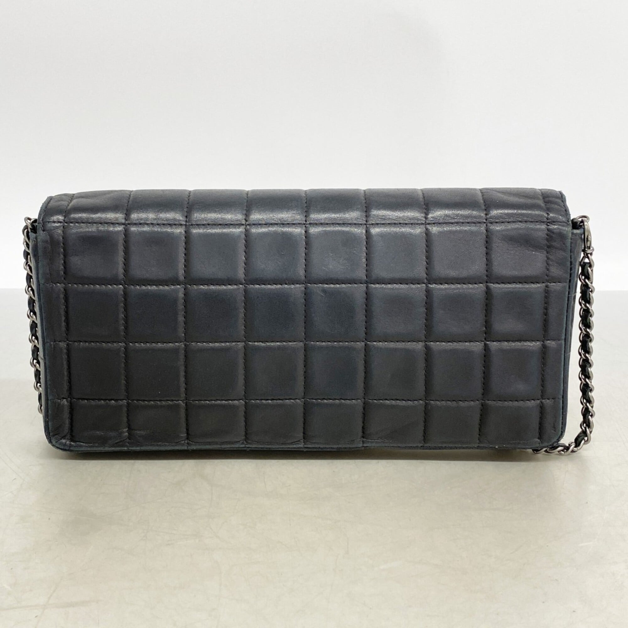 Chanel Black Leather Shoulder Bag (Pre-Owned)