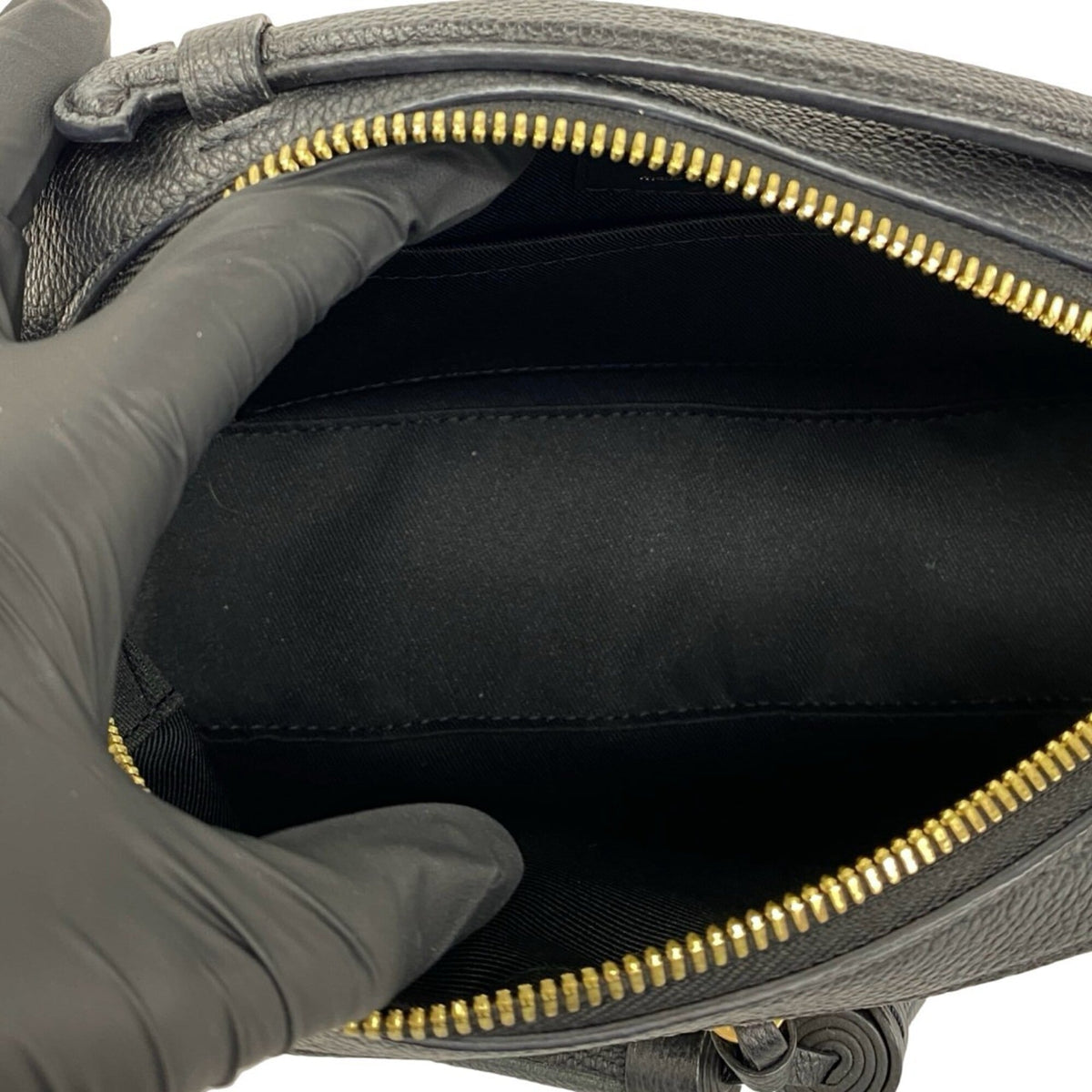 Louis Vuitton Black Leather Shoulder Bag (Pre-Owned)