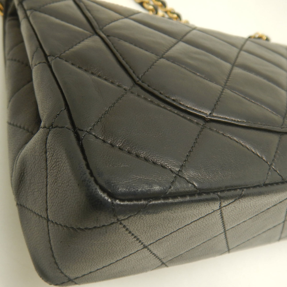 Chanel Black Leather Shoulder Bag (Pre-Owned)