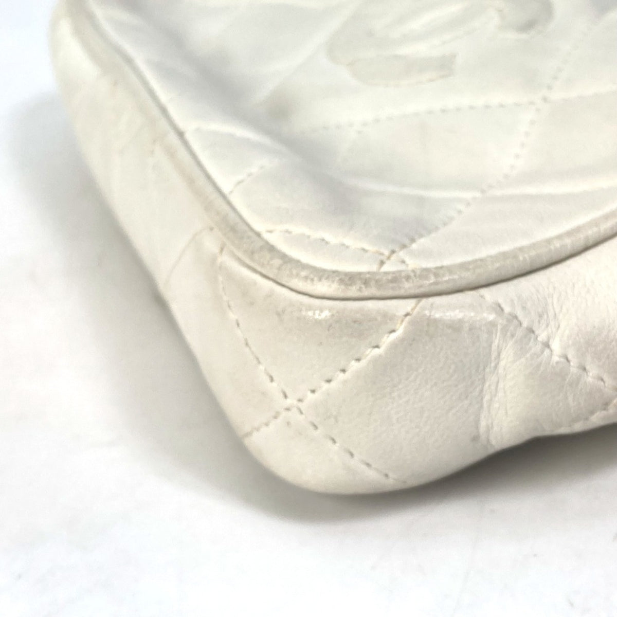 Chanel White Leather Fanny Pack (Pre-Owned)