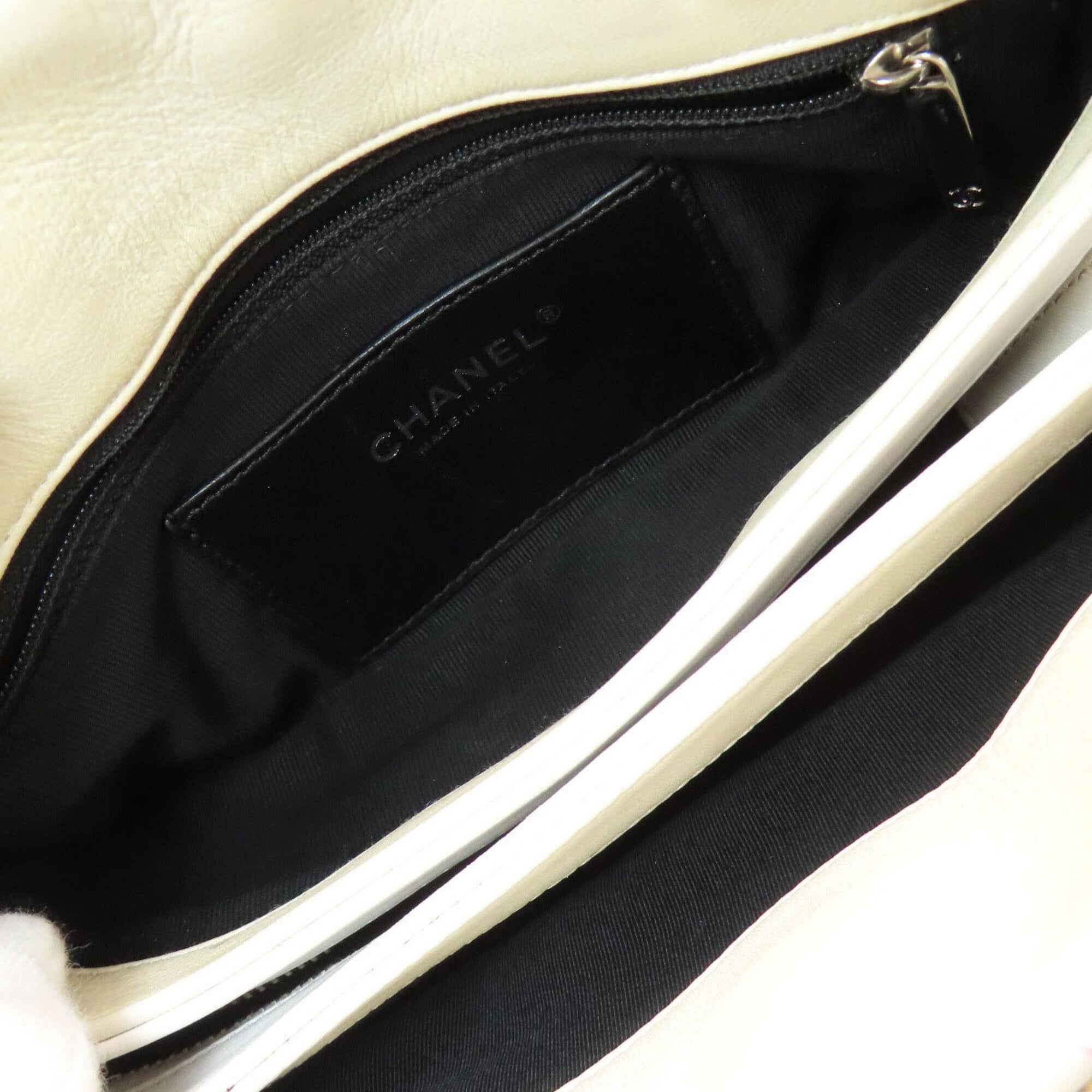 Chanel White Leather Shoulder Bag (Pre-Owned)