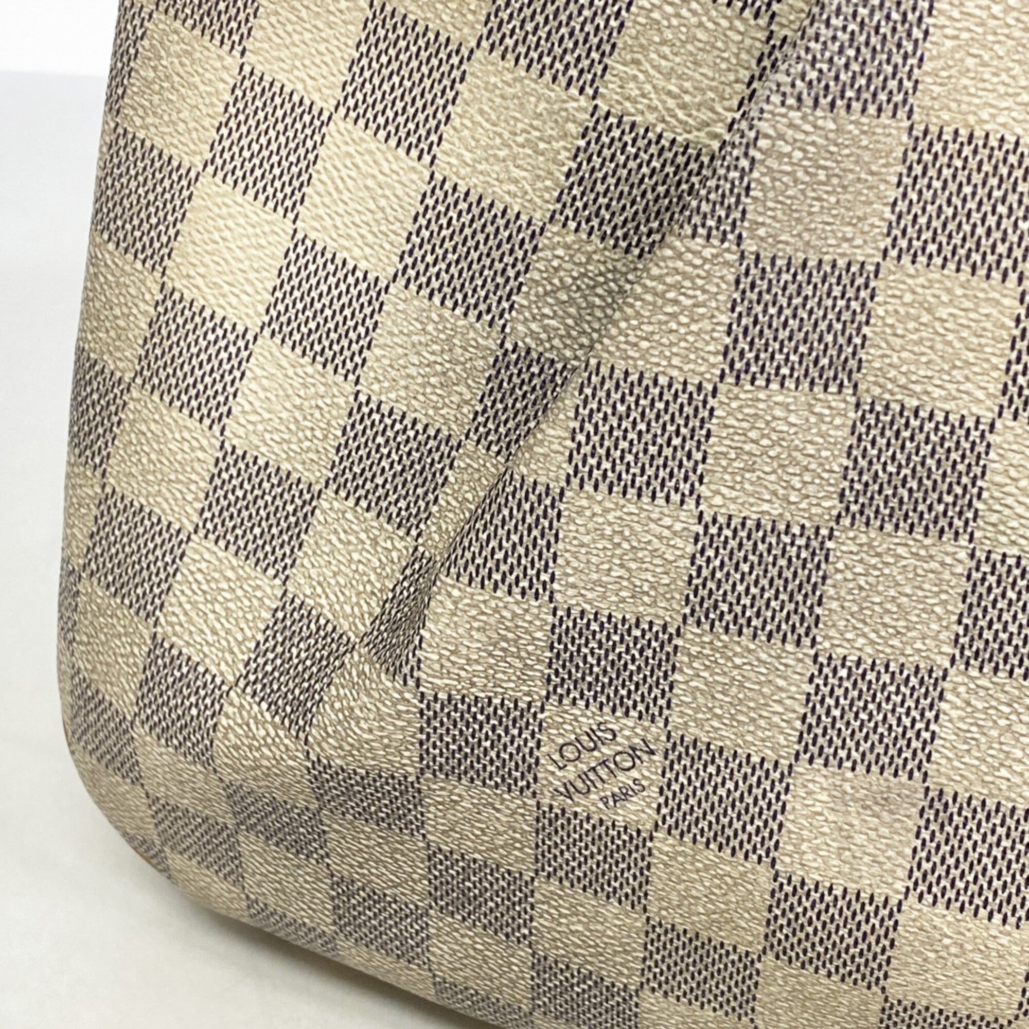 Louis Vuitton White Shoulder Bag (Pre-Owned)
