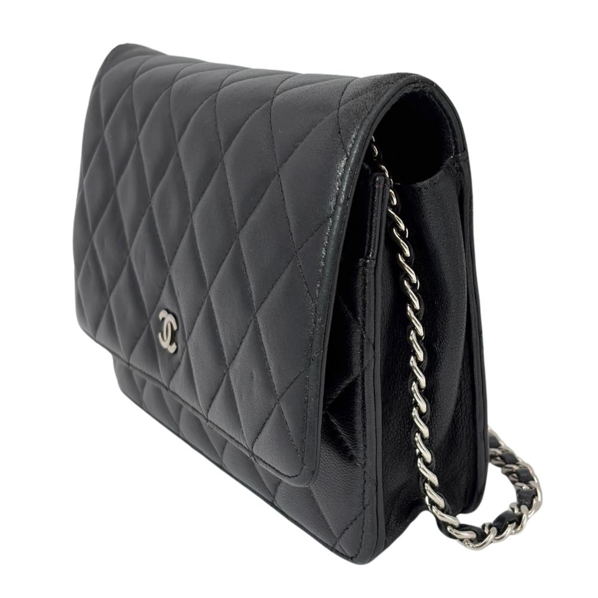Chanel Black Leather Shoulder Bag (Pre-Owned)