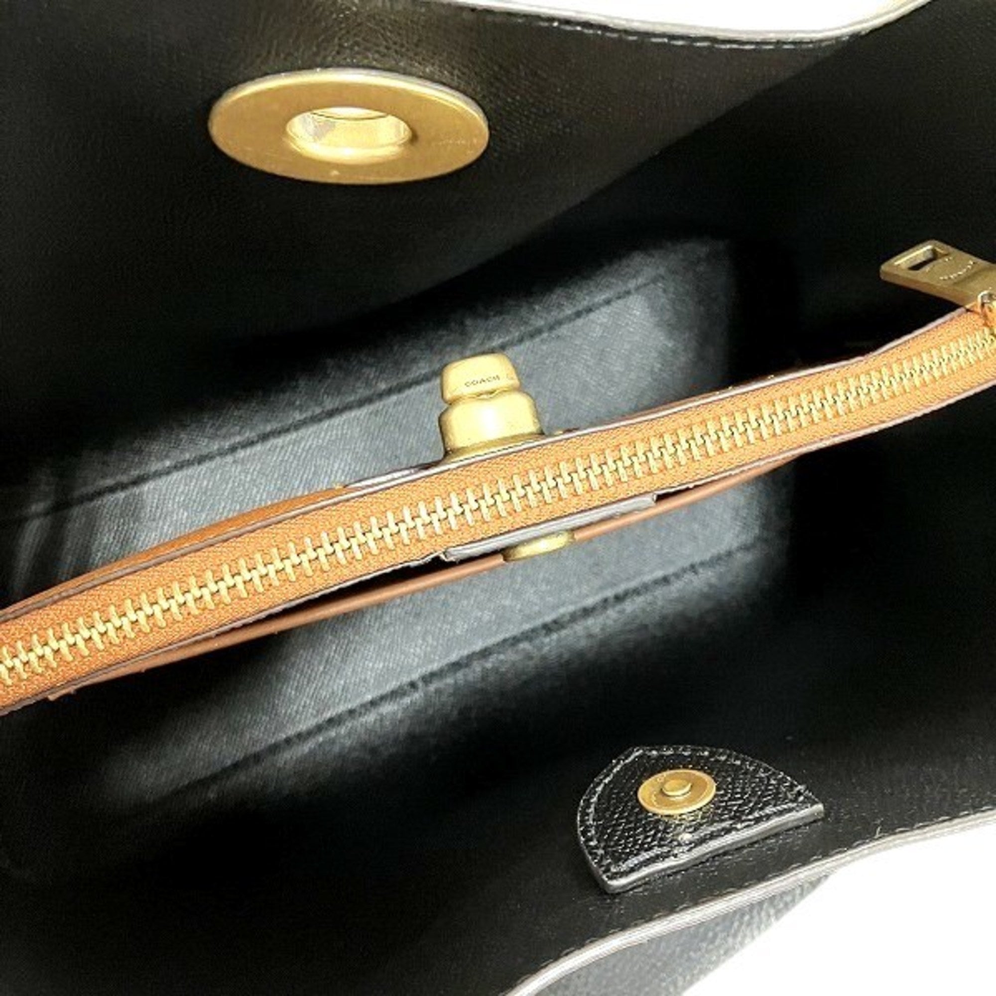 Coach Beige Leather Shoulder Bag (Pre-Owned)