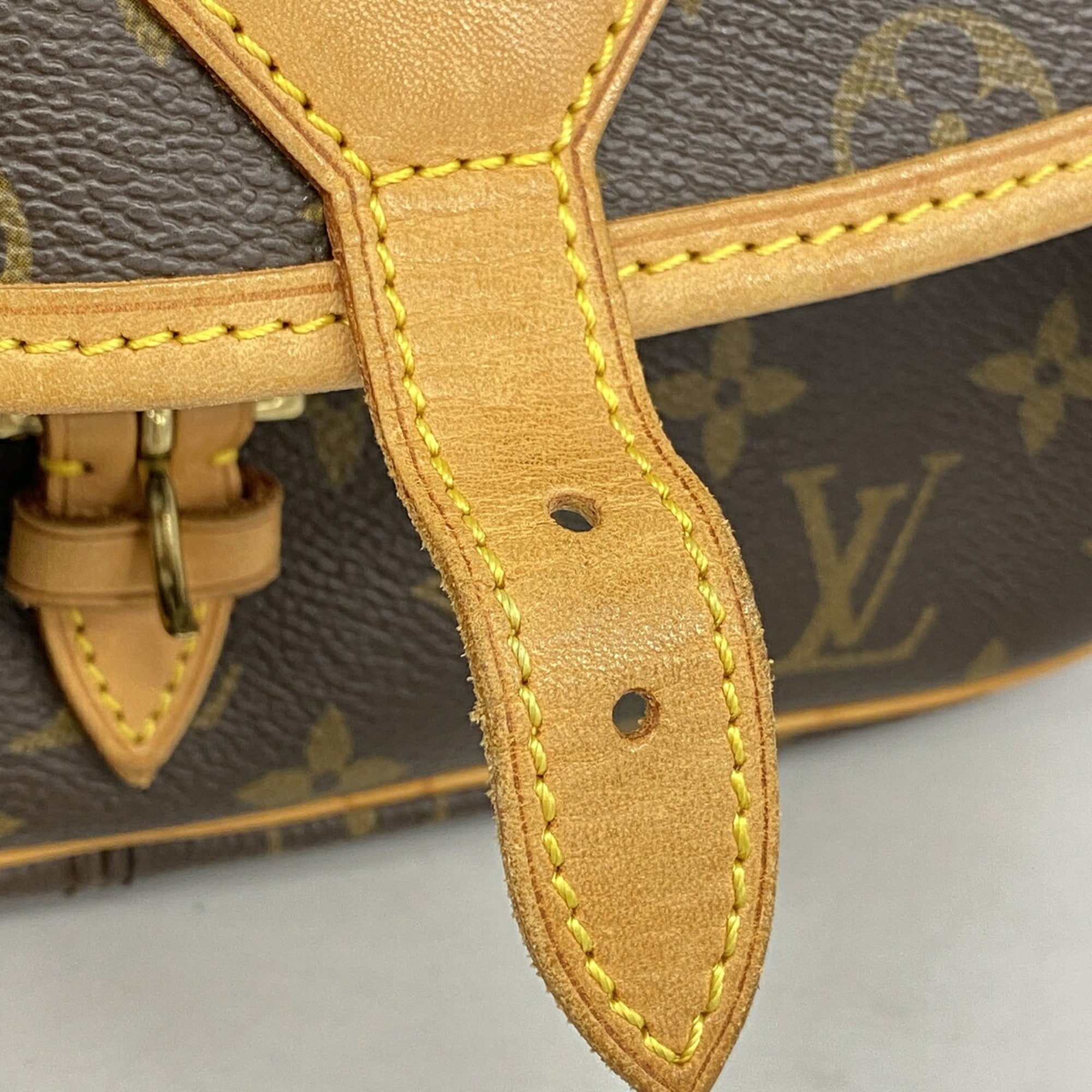 Louis Vuitton Brown Shoulder Bag (Pre-Owned)
