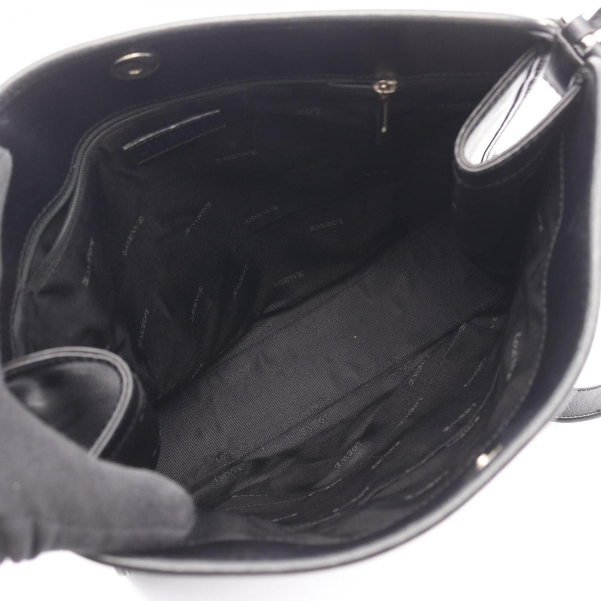 Loewe Black Leather Shoulder Bag (Pre-Owned)