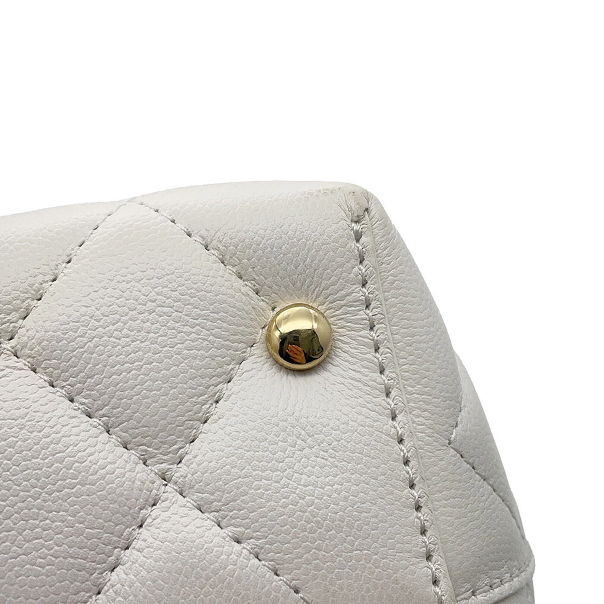 Chanel Matelasse White Grained Calfskin Handbag (Pre-Owned)