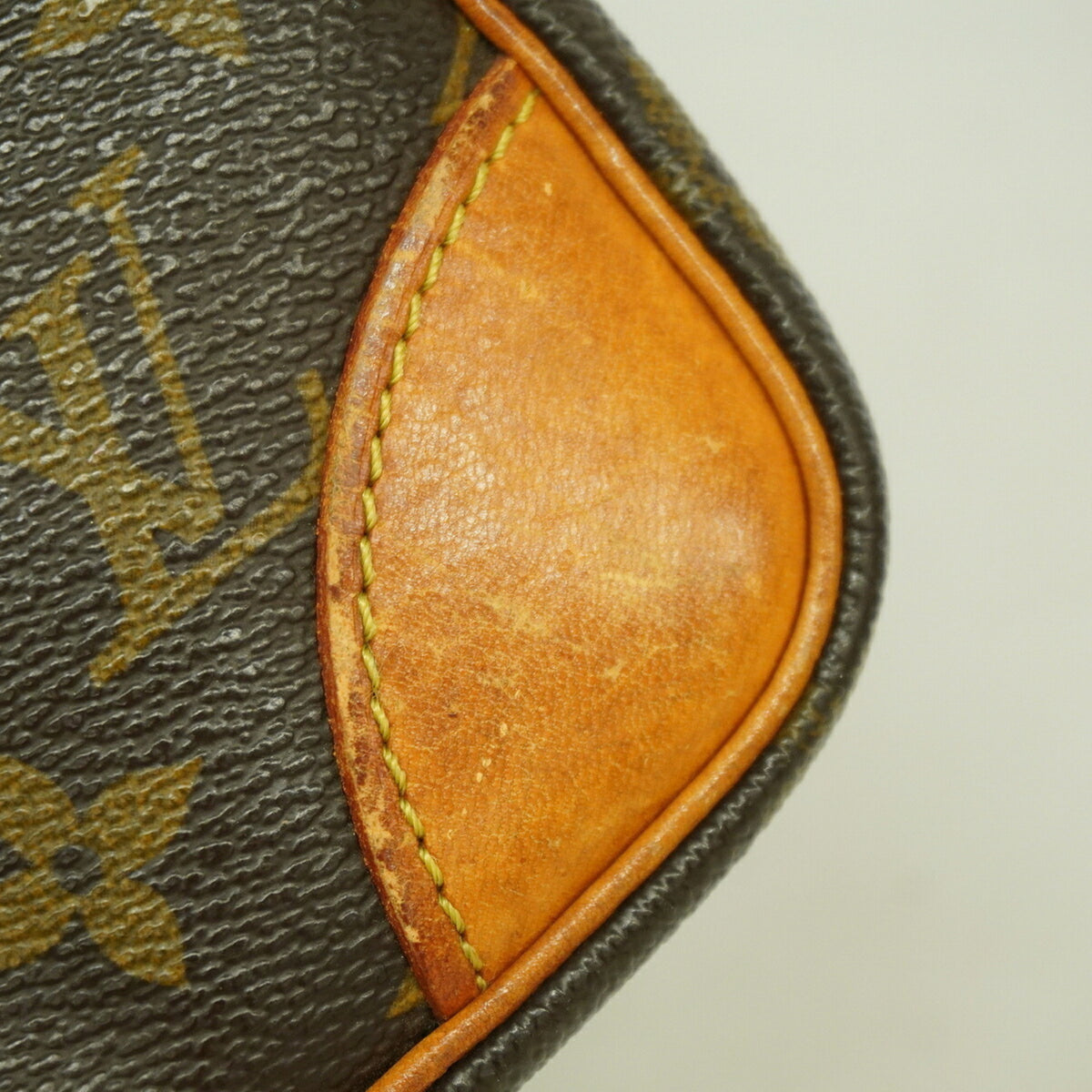 Louis Vuitton Brown Shoulder Bag (Pre-Owned)