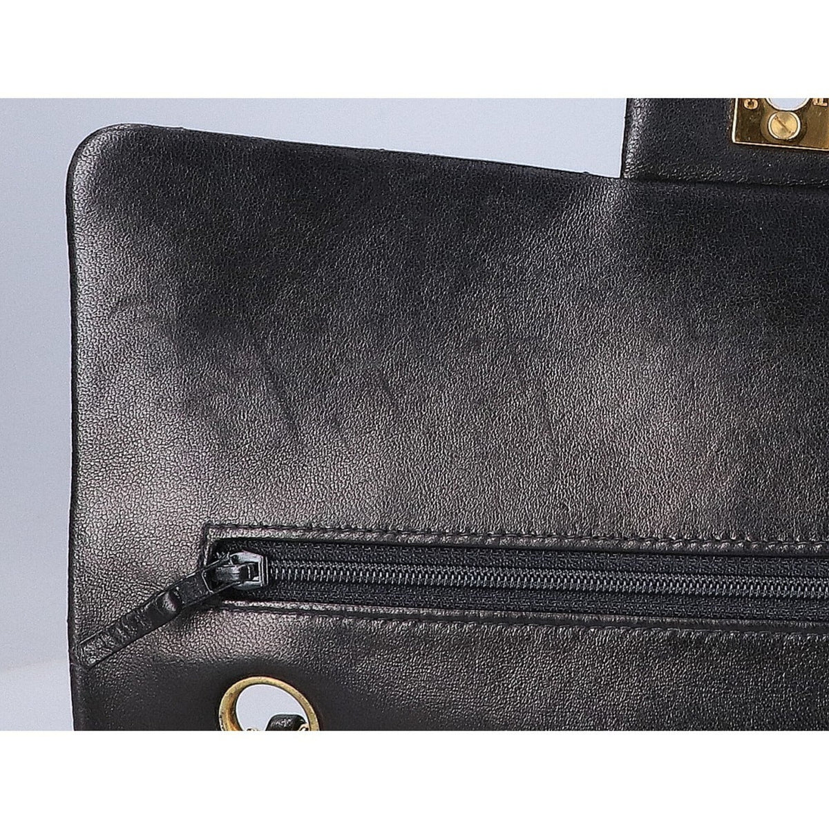 Chanel Black Leather Shoulder Bag (Pre-Owned)