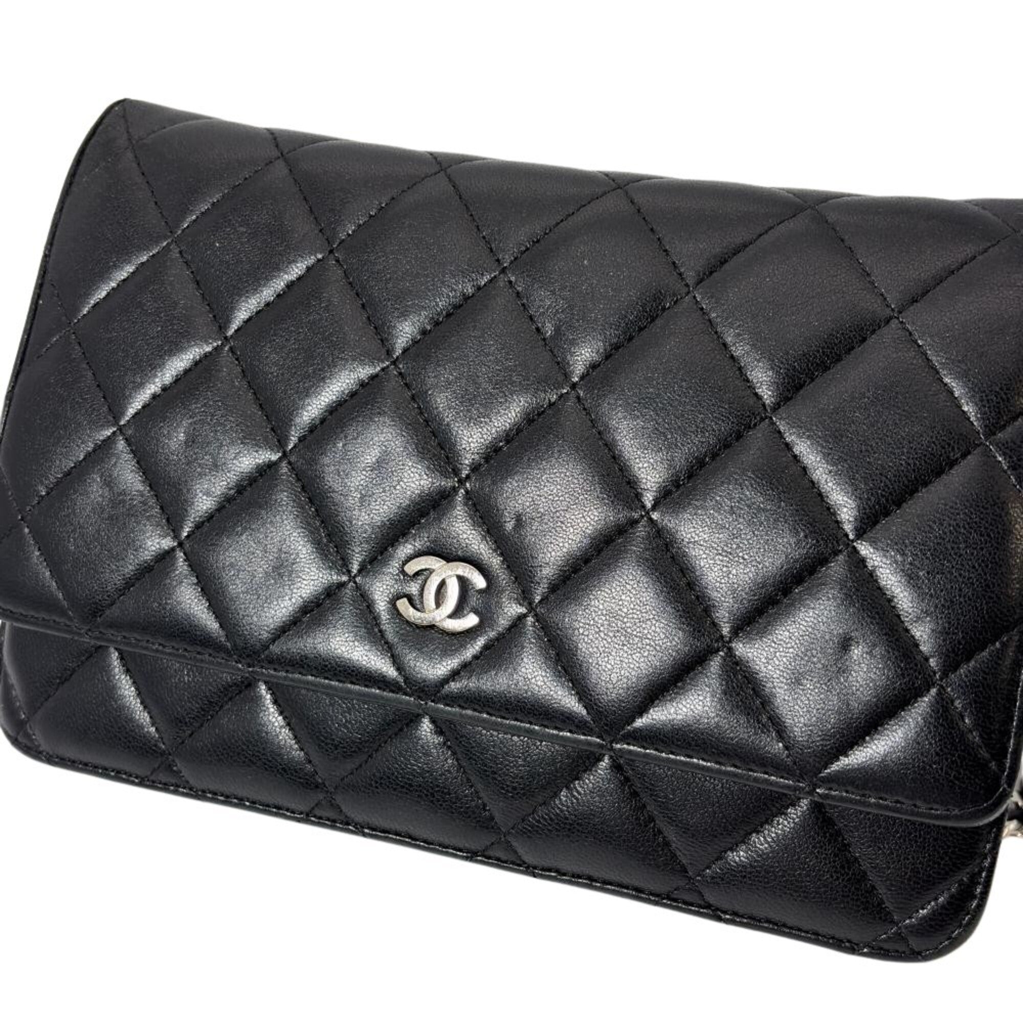 Chanel Black Leather Shoulder Bag (Pre-Owned)