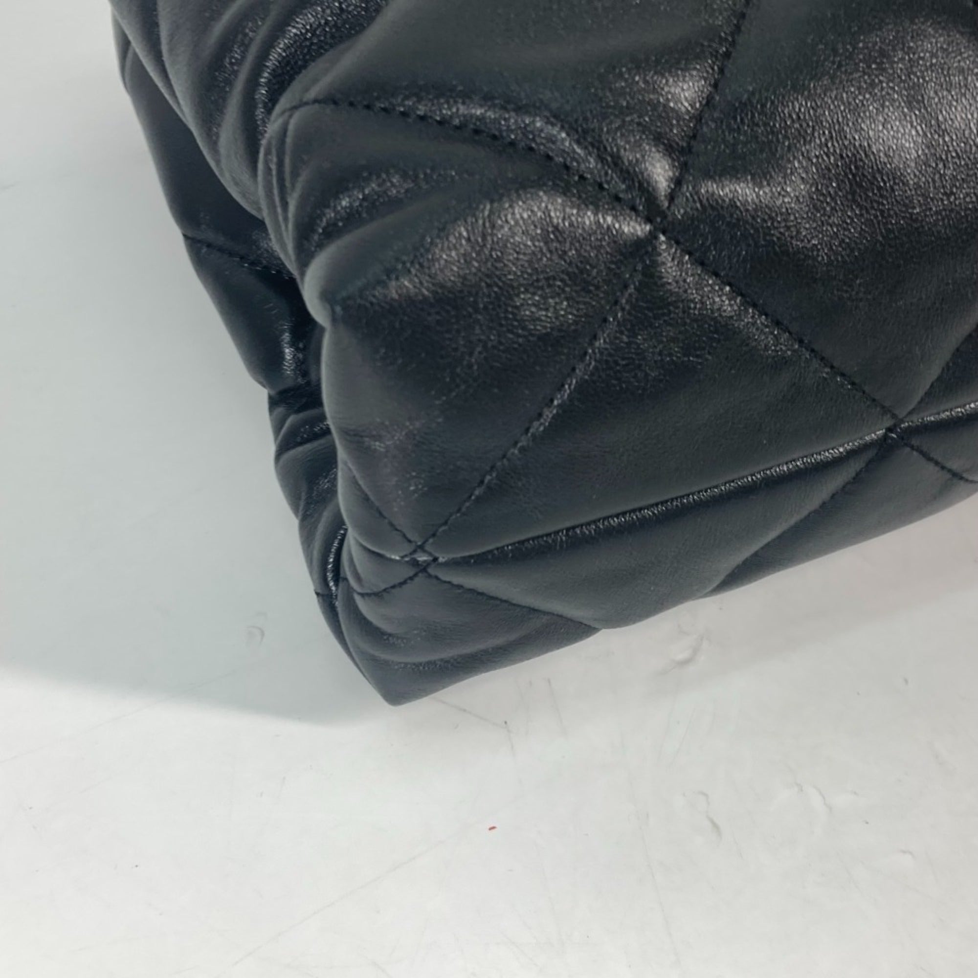 Chanel Black Leather Shoulder Bag (Pre-Owned)
