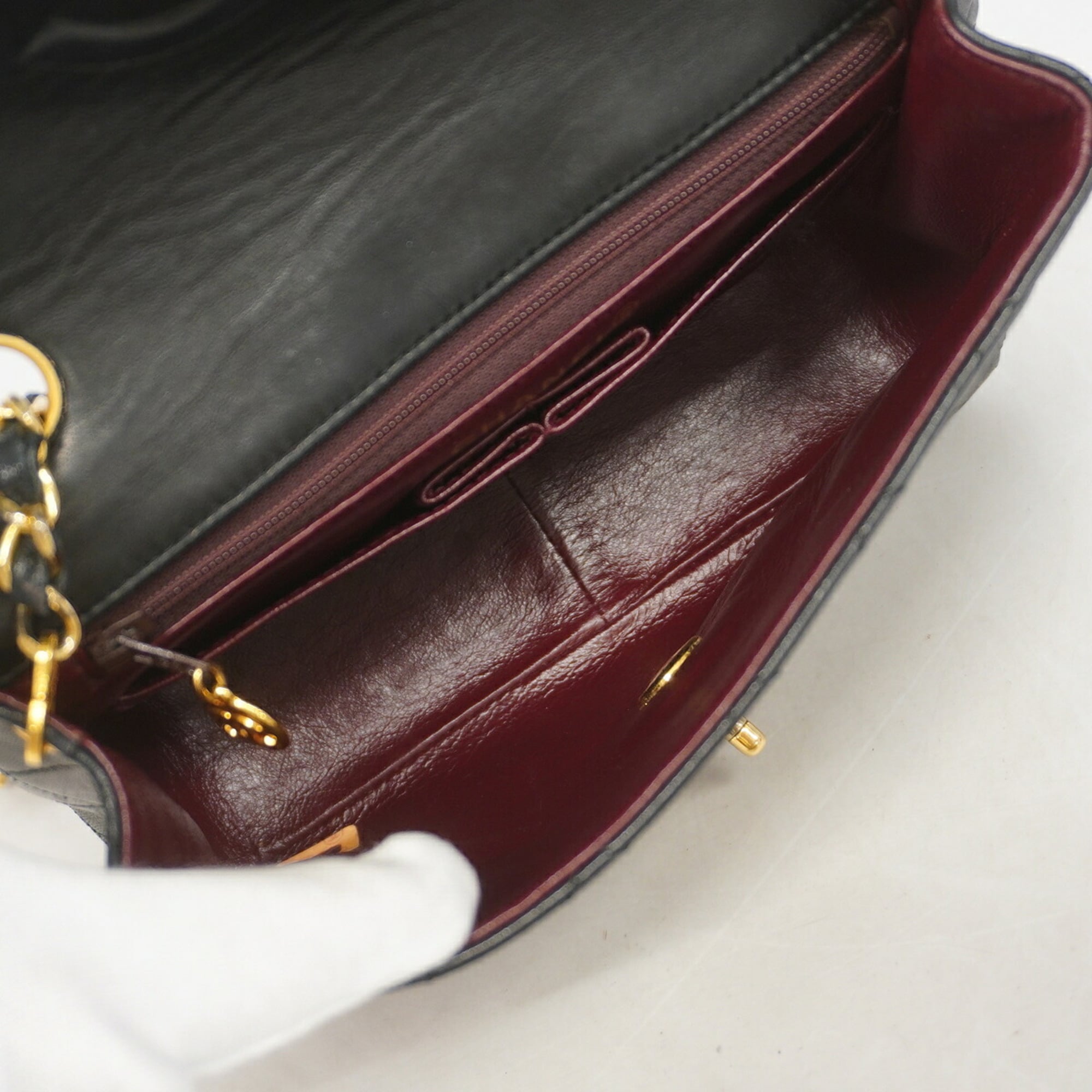 Chanel Black Leather Shoulder Bag (Pre-Owned)