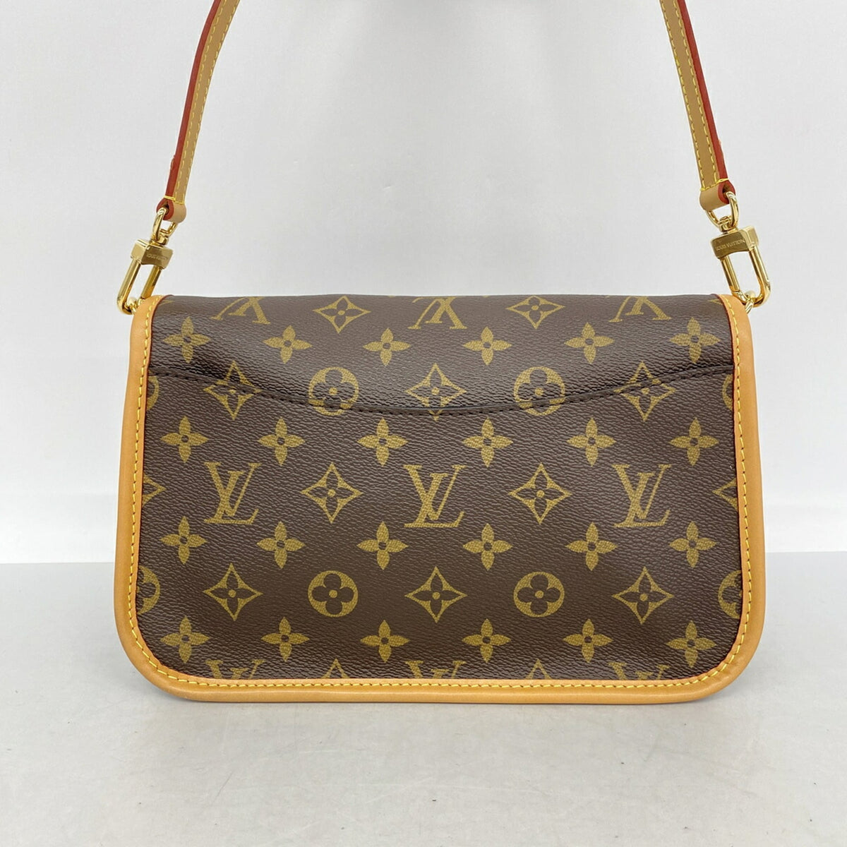 Louis Vuitton Noir Handbag (Pre-Owned)