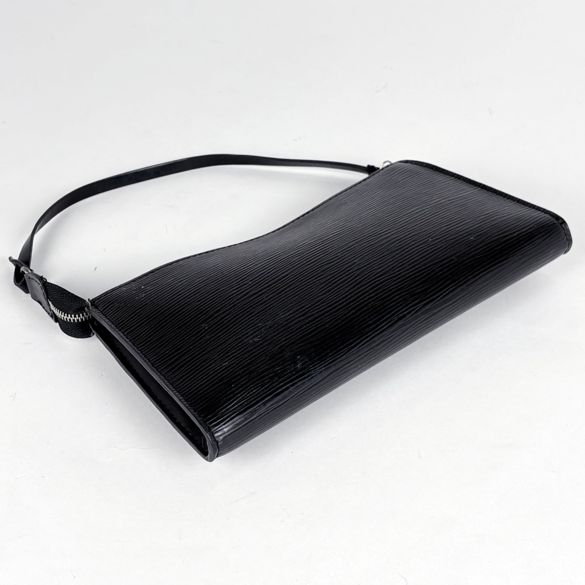 Louis Vuitton Black Noir Epi Leather Handbag Pochette Pouch (Pre-Owned)