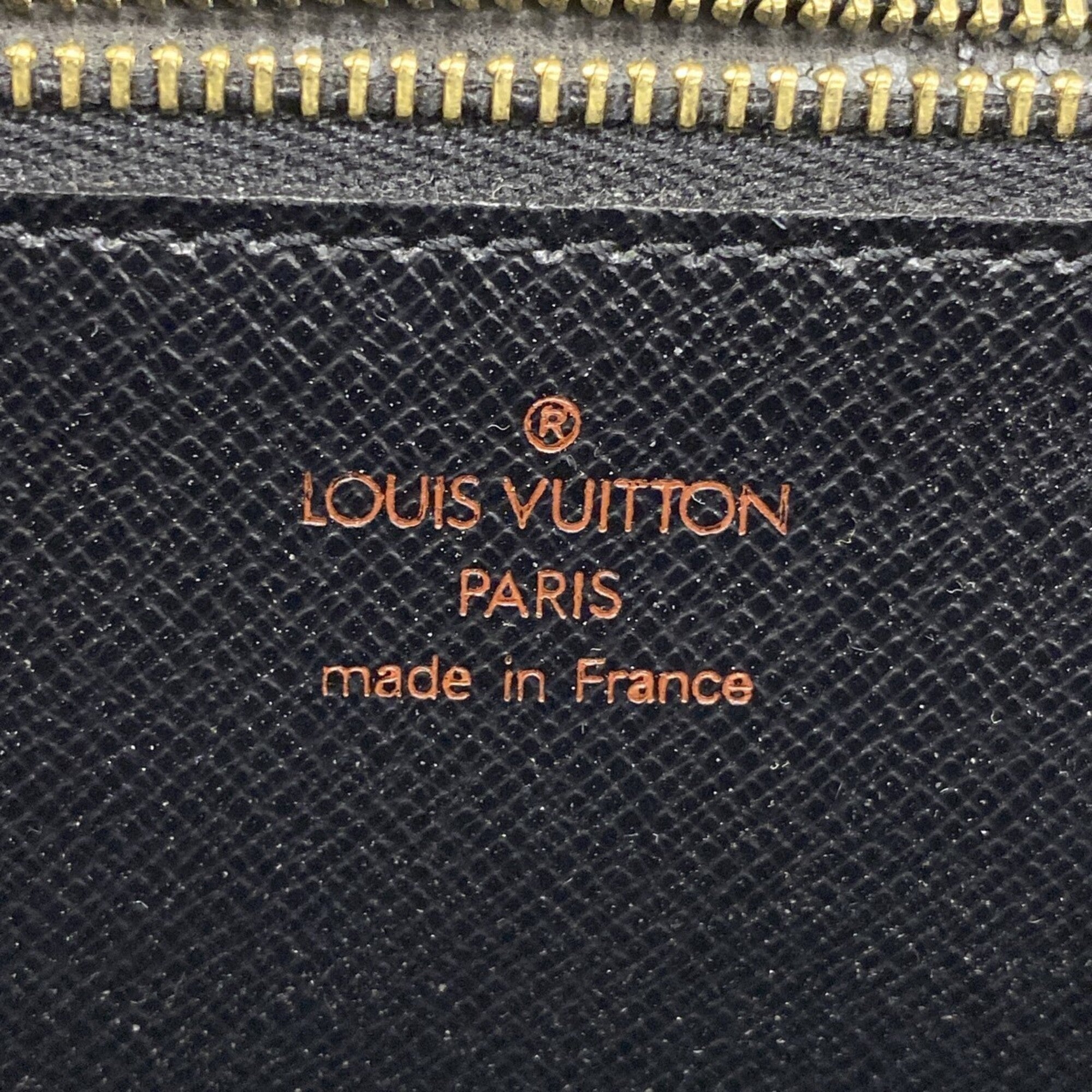 Louis Vuitton Noir Clutch Bag (Pre-Owned)