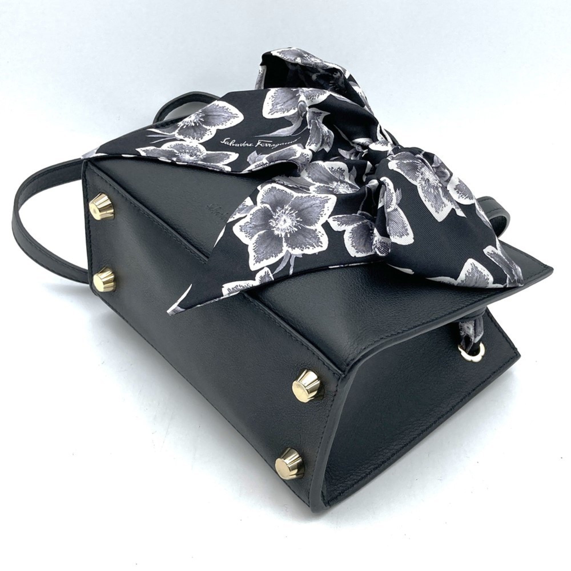 Salvatore Ferragamo Black Leather Handbag Shoulder Bag (Pre-Owned)
