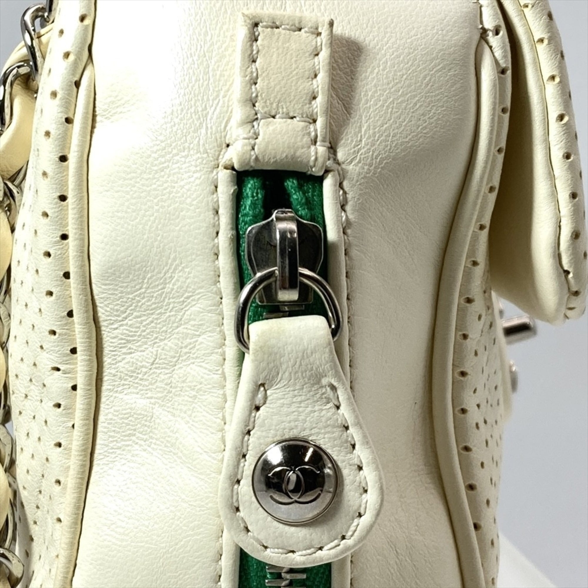 Chanel Green White Shoulder Bag (Pre-Owned)