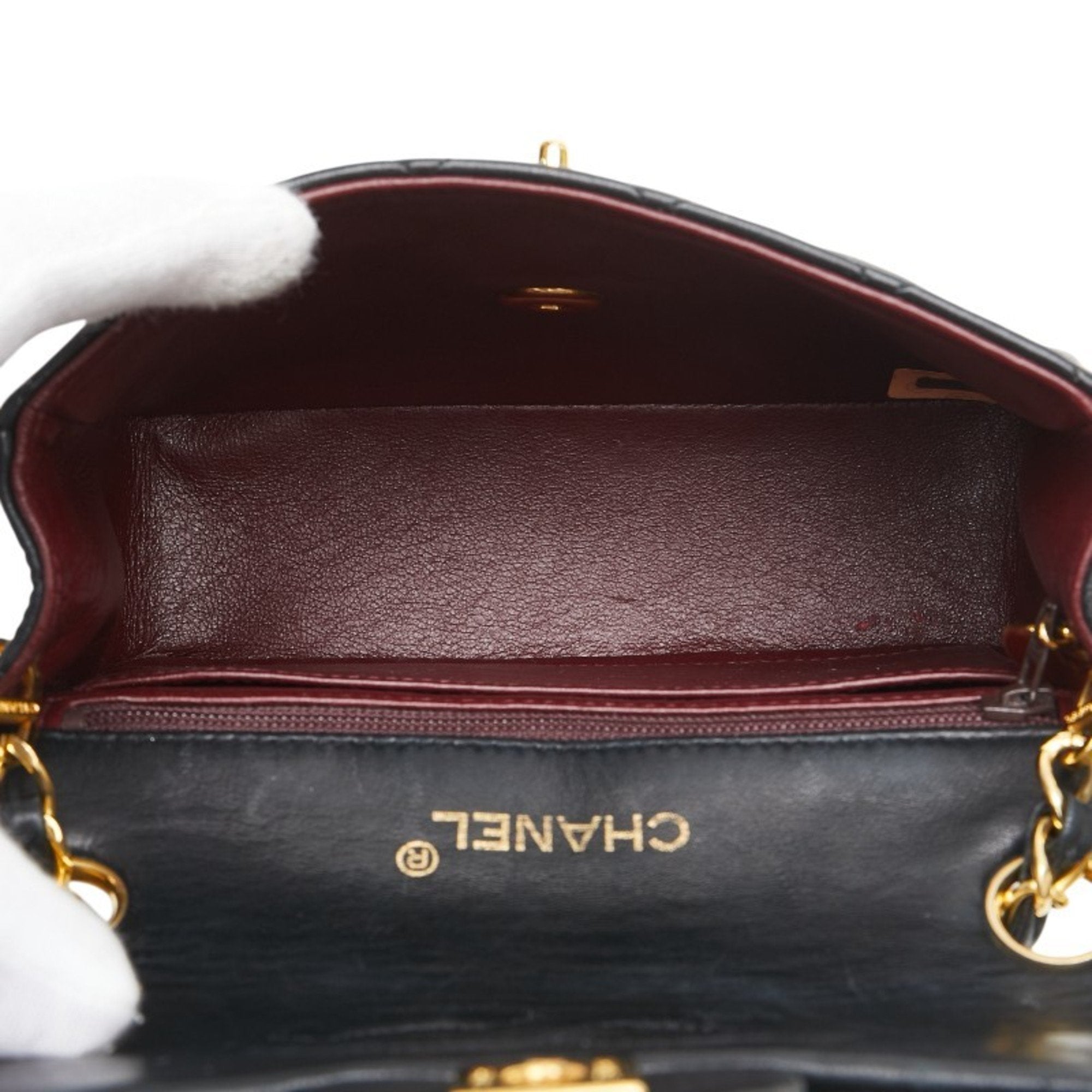 Chanel Black Leather Shoulder Bag (Pre-Owned)