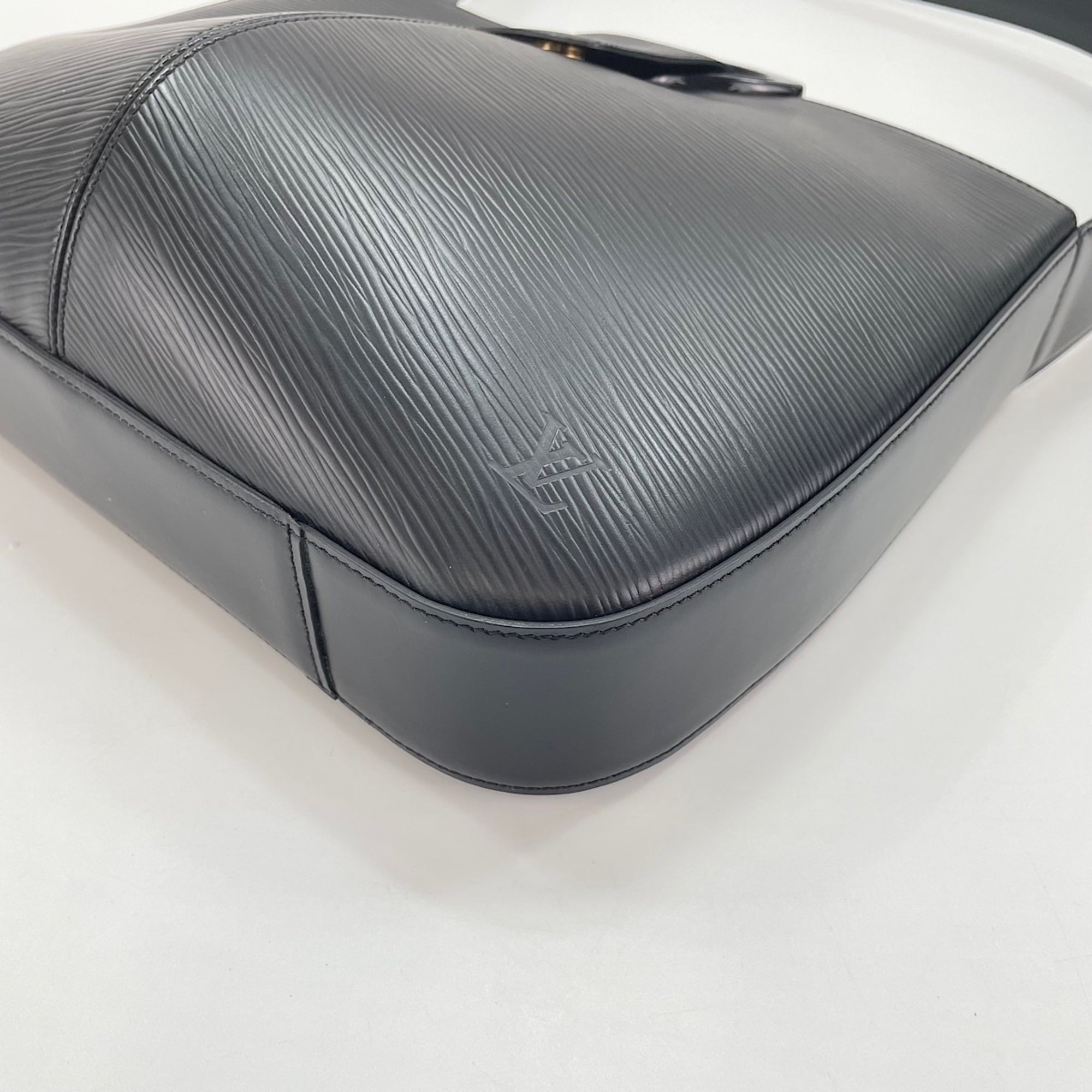Louis Vuitton Black Shoulder Bag (Pre-Owned)