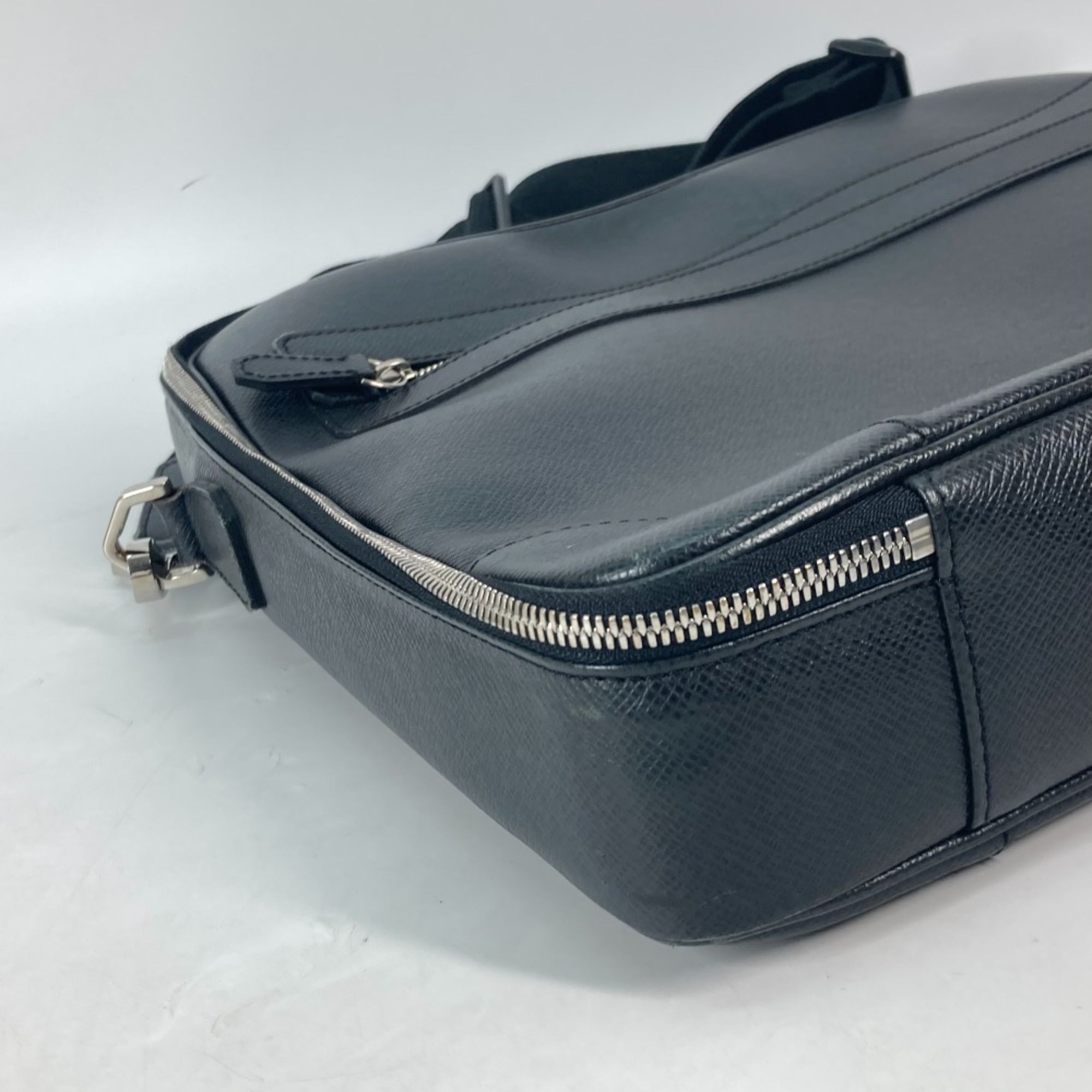 Louis Vuitton Ardoise Black Taiga Leather Handbag Shoulder Bag (Pre-Owned)