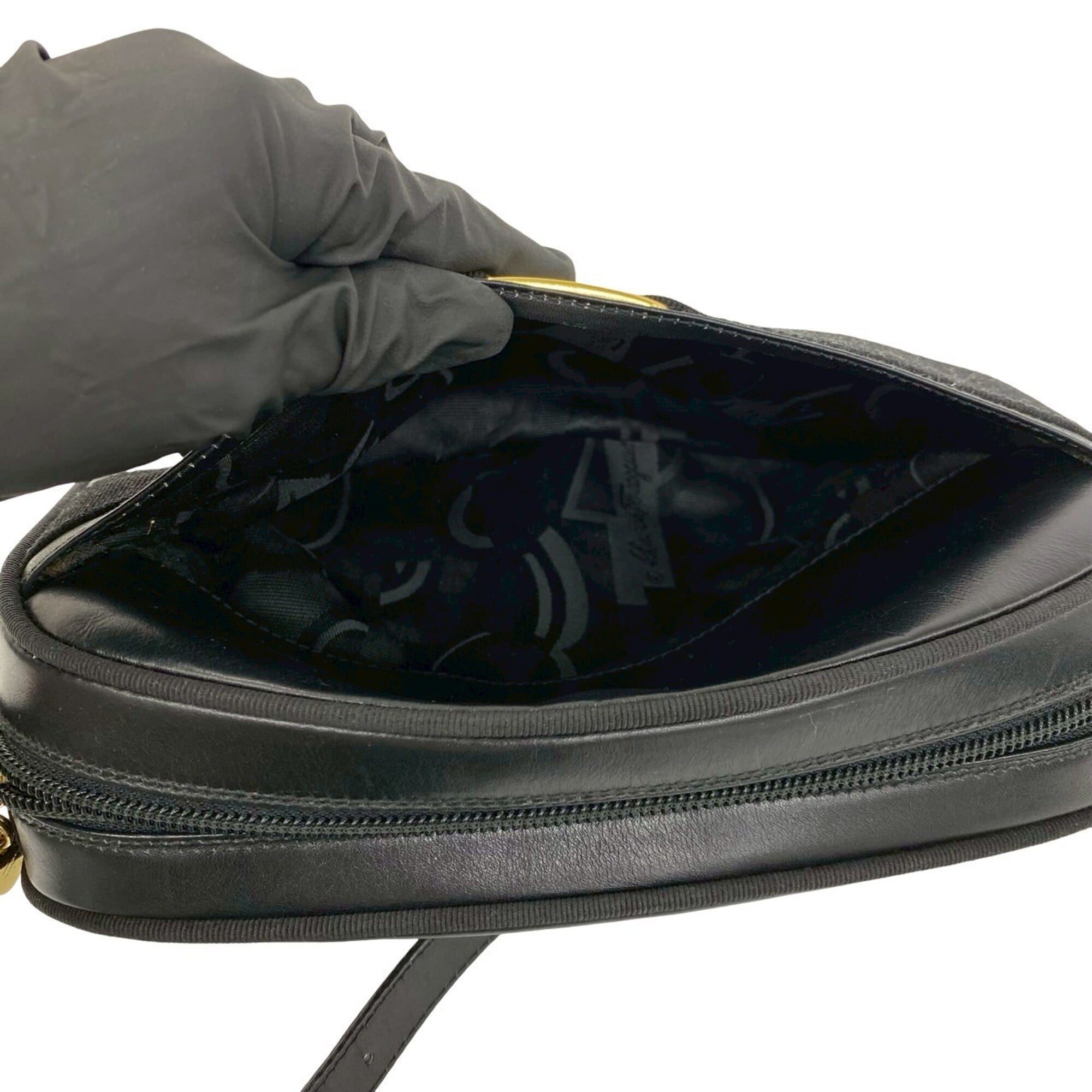 Salvatore Ferragamo Black Leather Shoulder Bag (Pre-Owned)